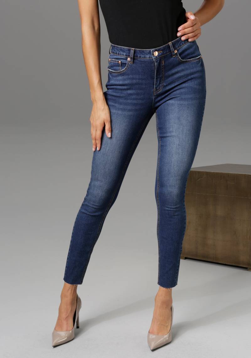 Aniston CASUAL Skinny-fit-Jeans, regular waist - mit ausgefransten Beinabschluss von Aniston CASUAL