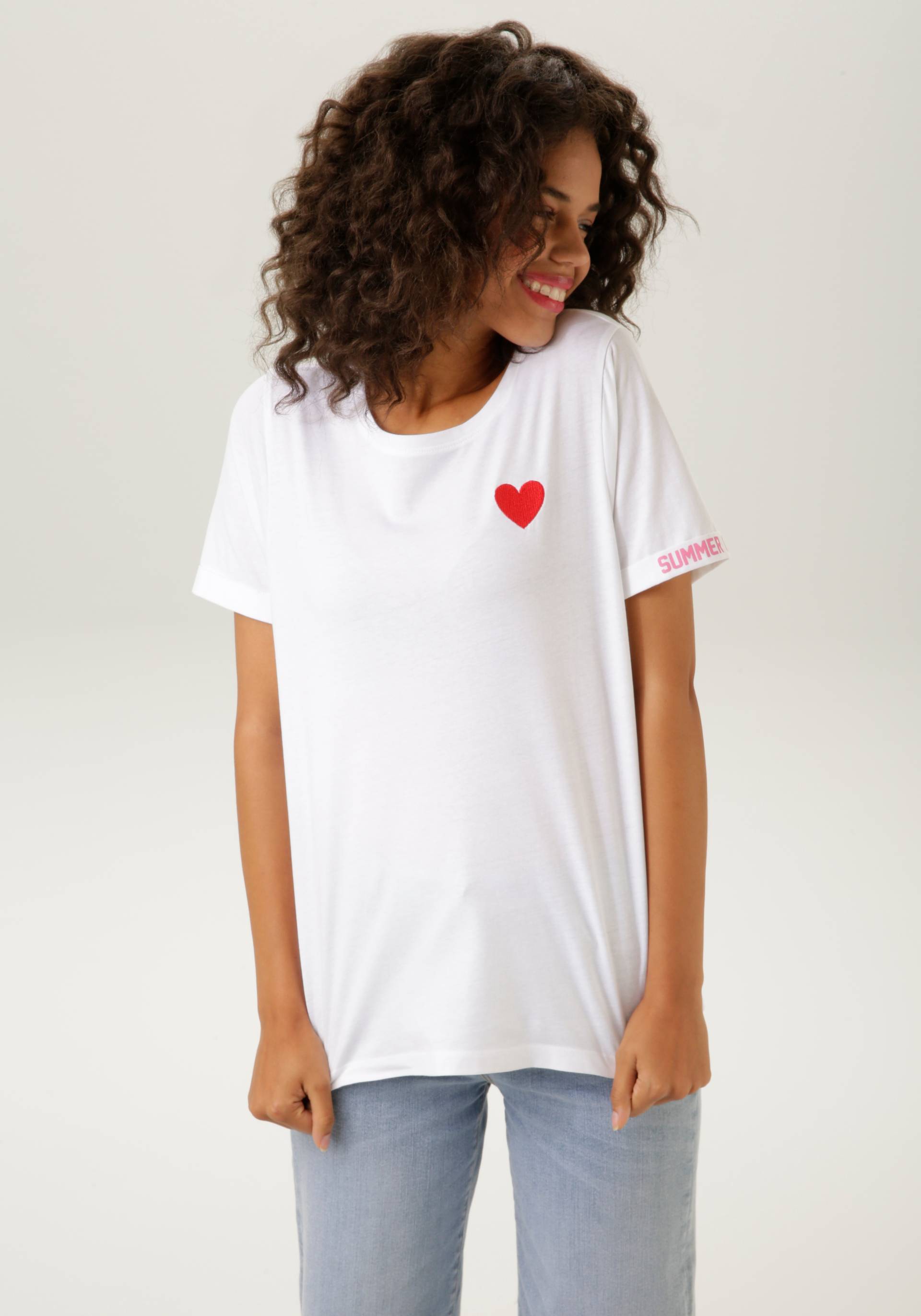 Aniston CASUAL T-Shirt, mit Herz-Applikation und bedrucktem Rücken von Aniston CASUAL
