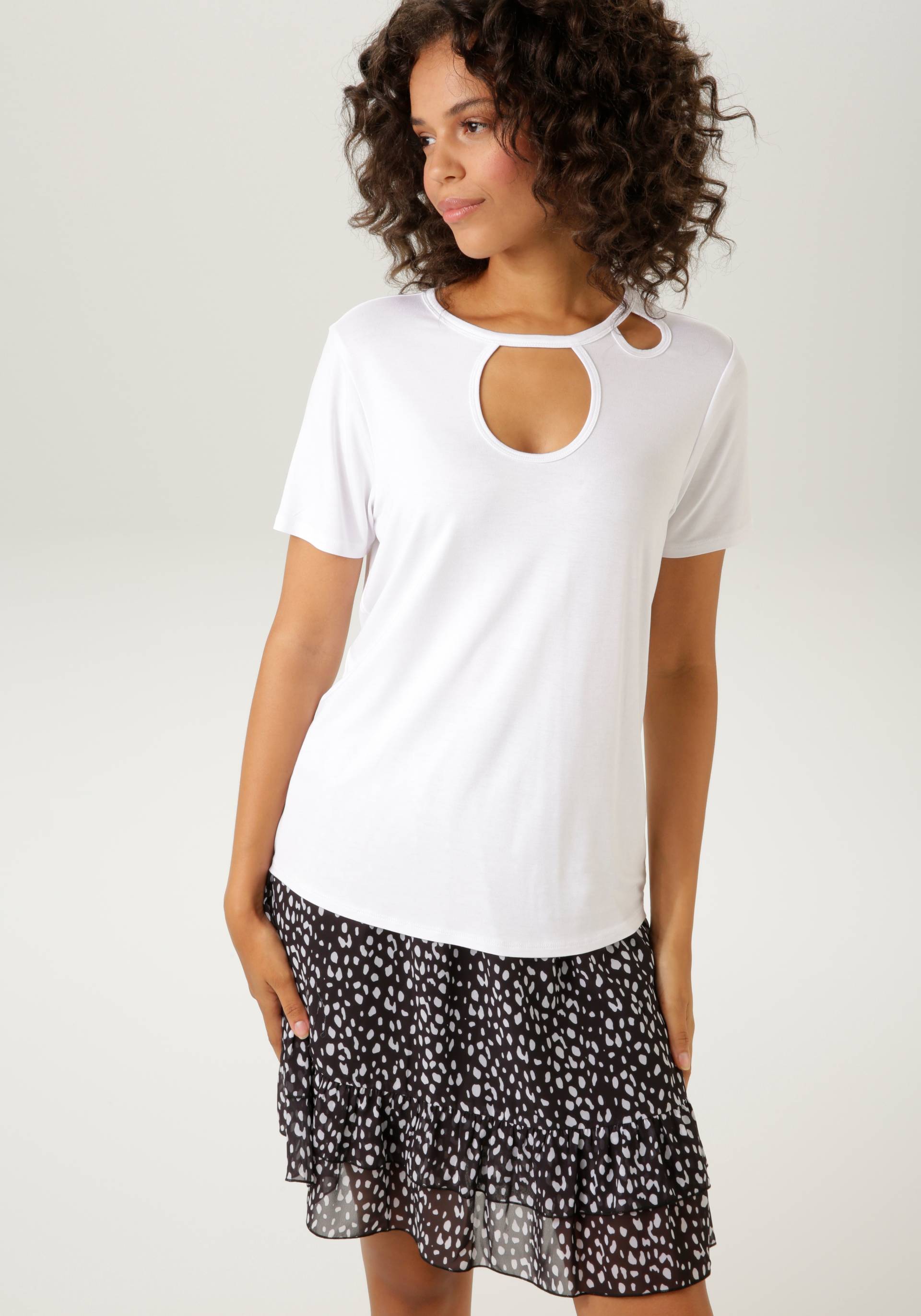 Aniston CASUAL T-Shirt, mit trendigen Cut-out's im Vorderteil von Aniston CASUAL