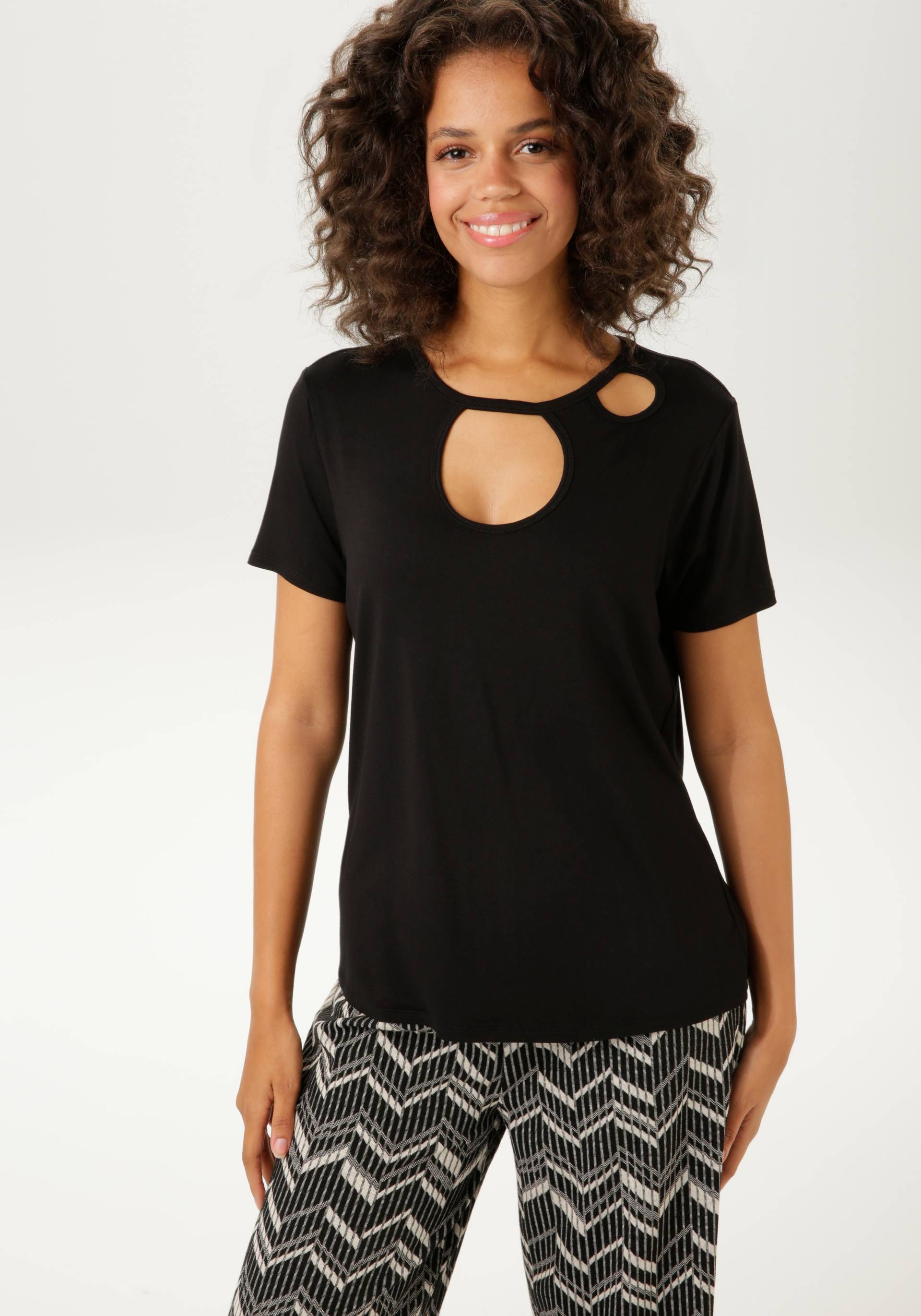 Aniston CASUAL T-Shirt, mit trendigen Cut-out's im Vorderteil von Aniston CASUAL