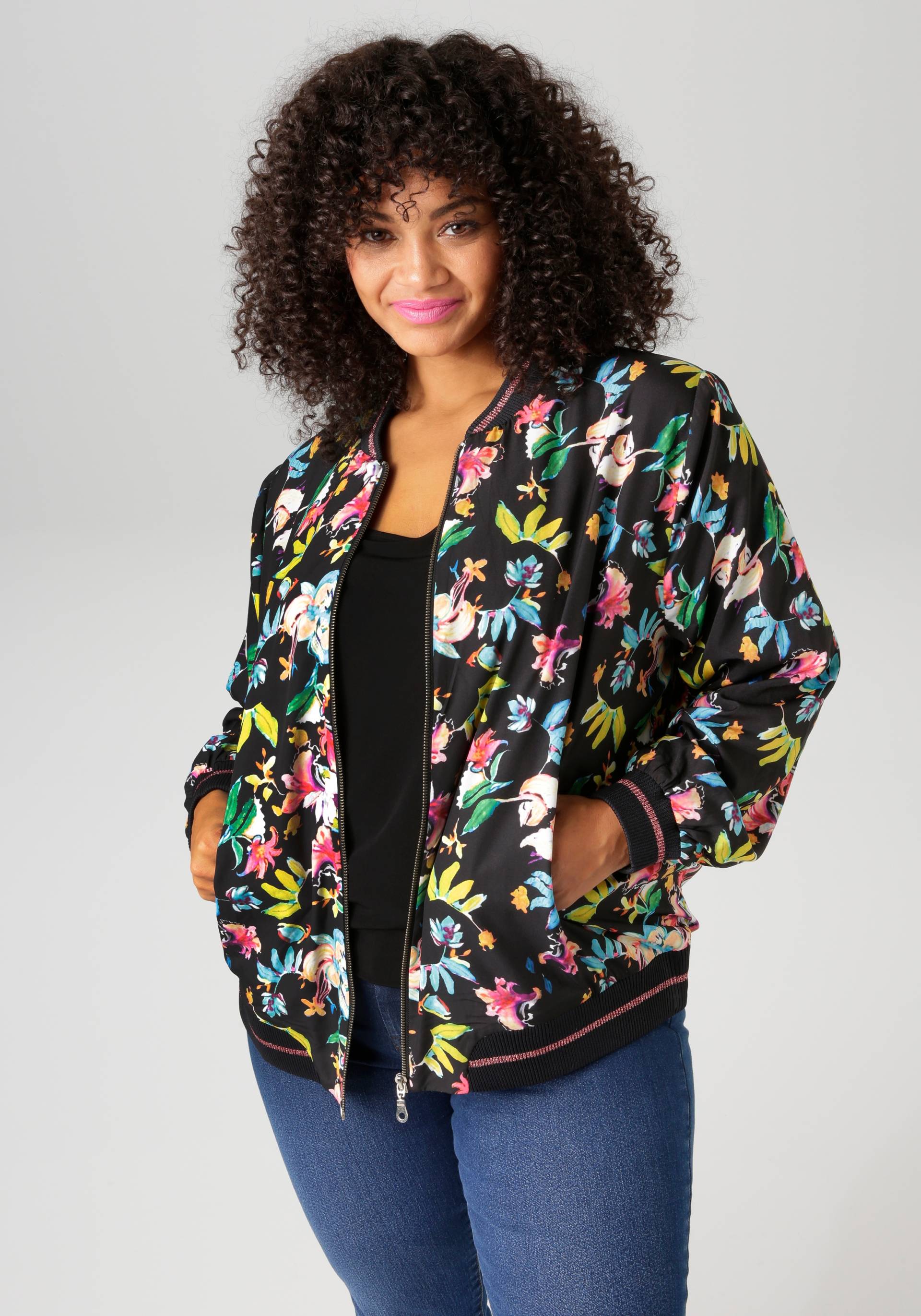 Aniston PLUS Blouson, Mit Blumendruck - NEUE KOLLEKTION Aniston PLUS Blouson, Mit Blumendruck - NEUE KOLLEKTION von Aniston PLUS