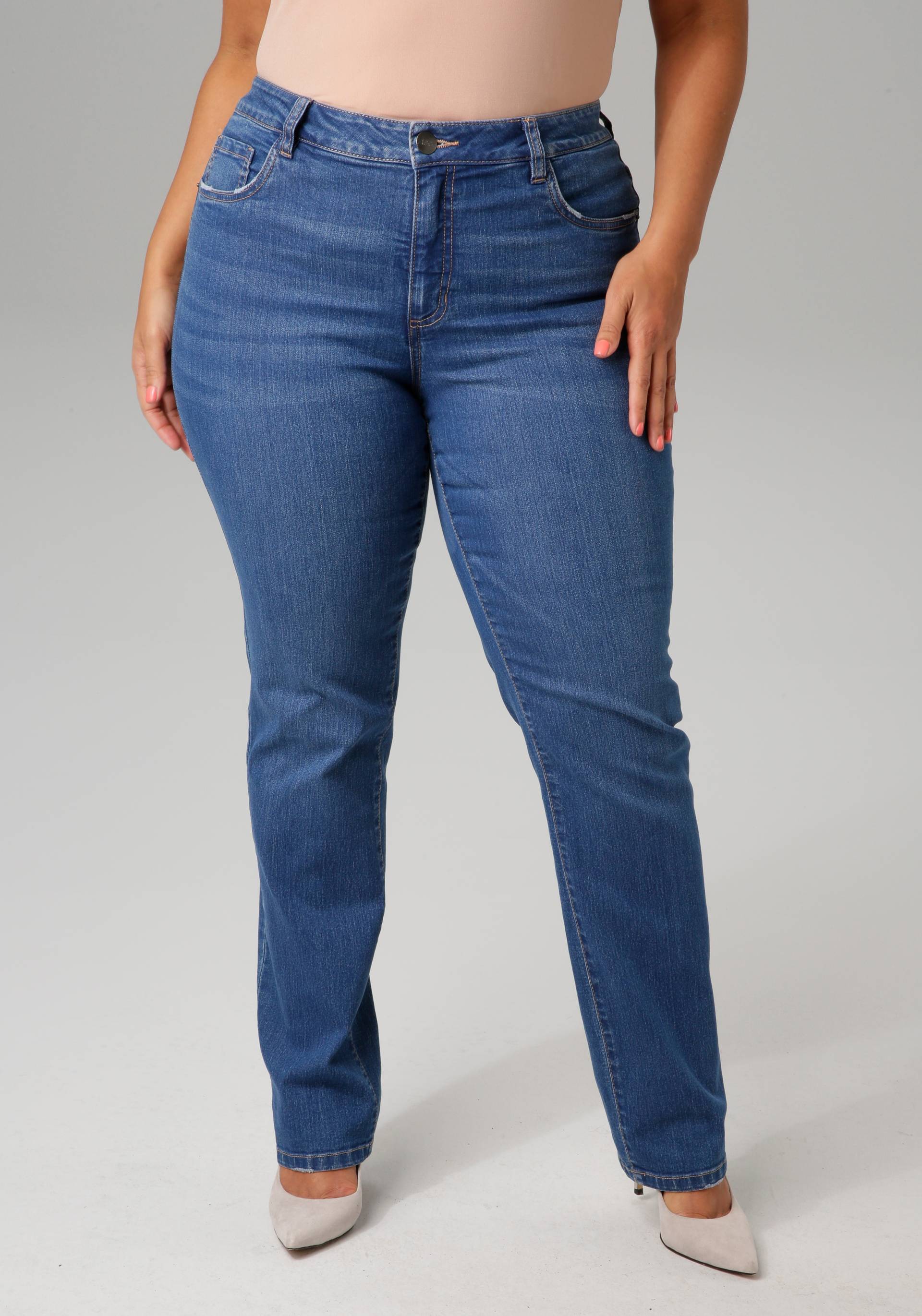 Aniston PLUS Straight-Jeans, mit leichtem Used-Effekt - NEUE KOLLEKTION von Aniston PLUS