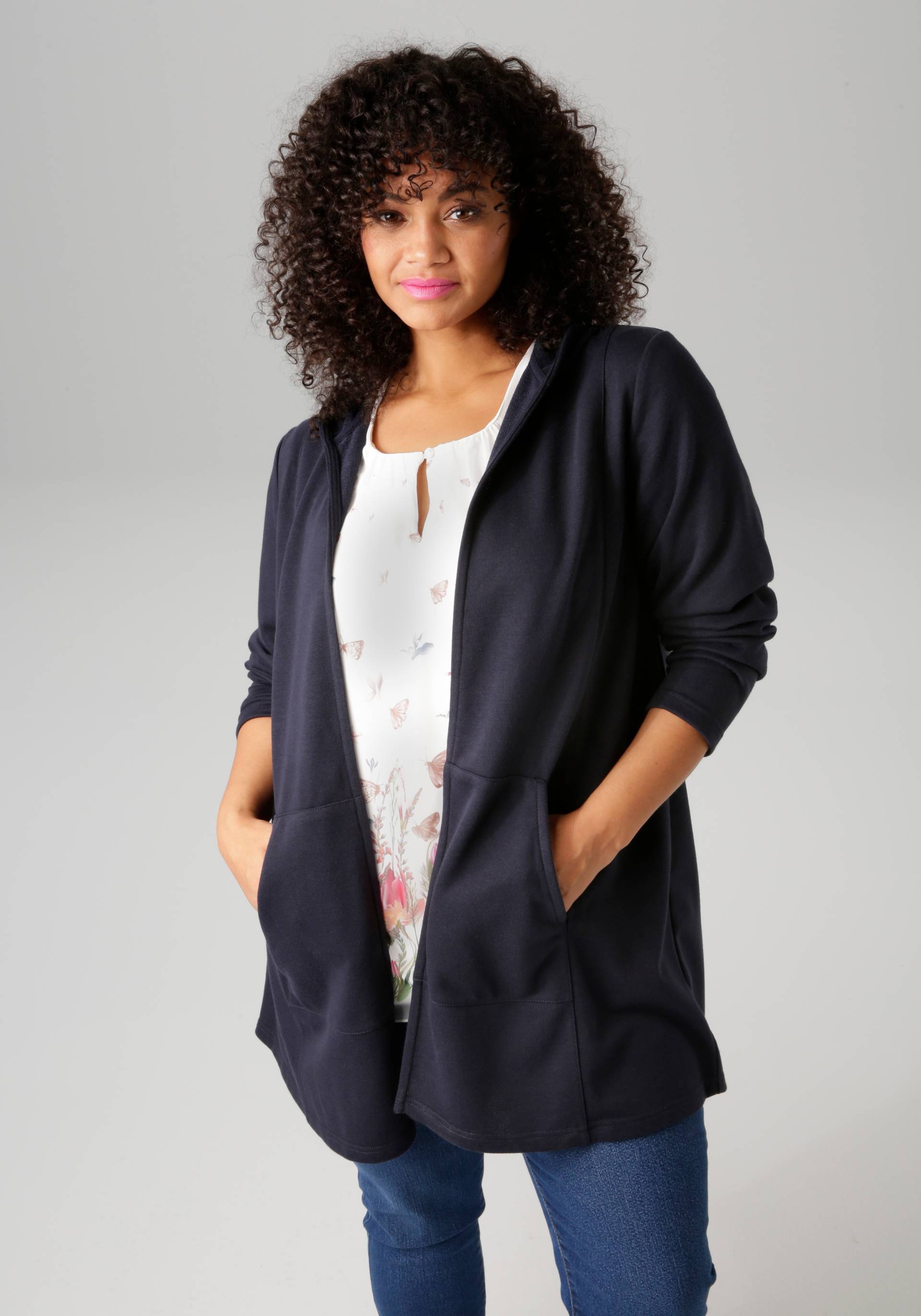Aniston PLUS Sweatjacke, mit Kapuze - NEUE KOLLEKTION Aniston PLUS Sweatjacke, mit Kapuze - NEUE KOLLEKTION von Aniston PLUS
