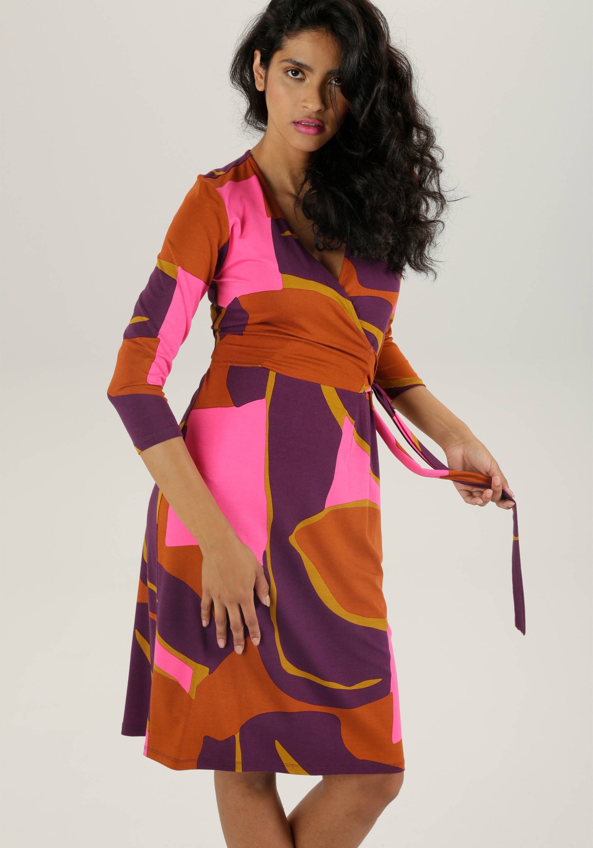 Aniston SELECTED Jerseykleid, mit verführerischem Ausschnitt und trendy Druck Aniston SELECTED Jerseykleid, mit verführerischem Ausschnitt und trendy Druck von Aniston SELECTED
