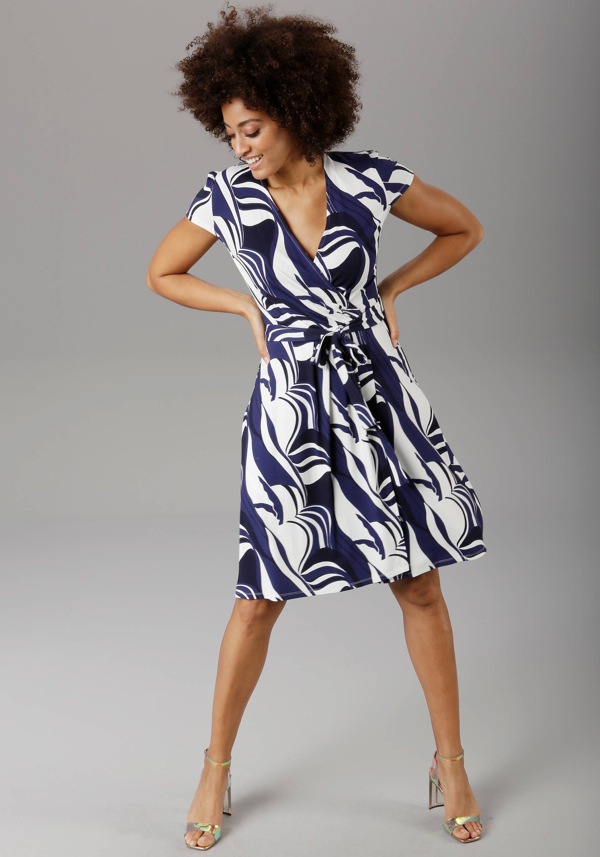 Aniston SELECTED Sommerkleid, mit grafischem Druck Aniston SELECTED Sommerkleid, mit grafischem Druck von Aniston SELECTED