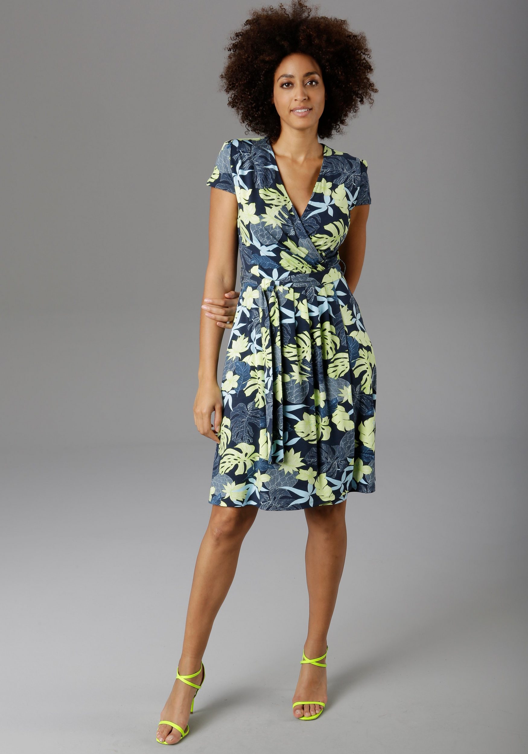 Aniston SELECTED Sommerkleid, in modischen Farben Aniston SELECTED Sommerkleid, in modischen Farben von Aniston SELECTED