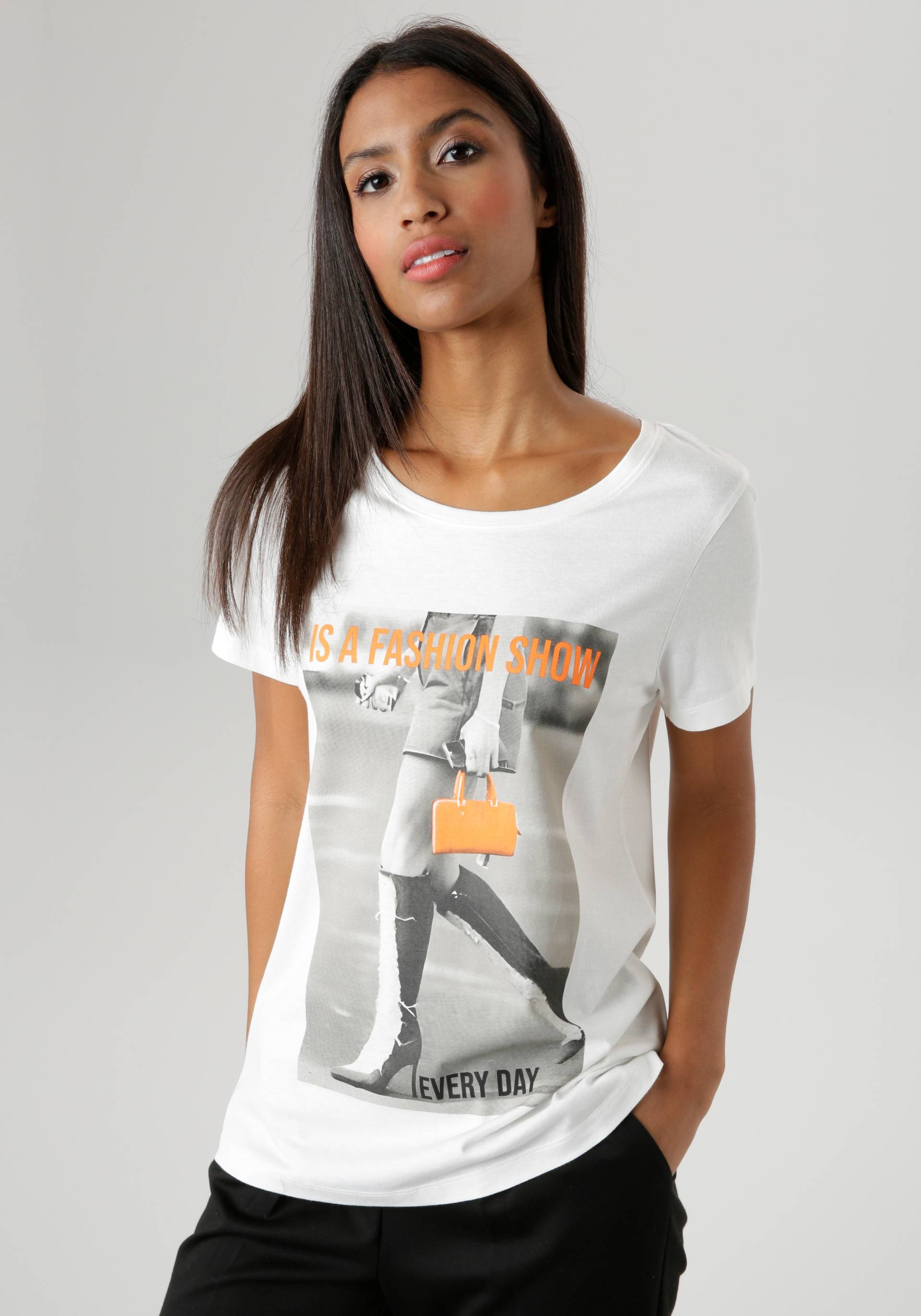 Aniston SELECTED T-Shirt, mit topmodischem Print "every day is a fashion show" von Aniston SELECTED