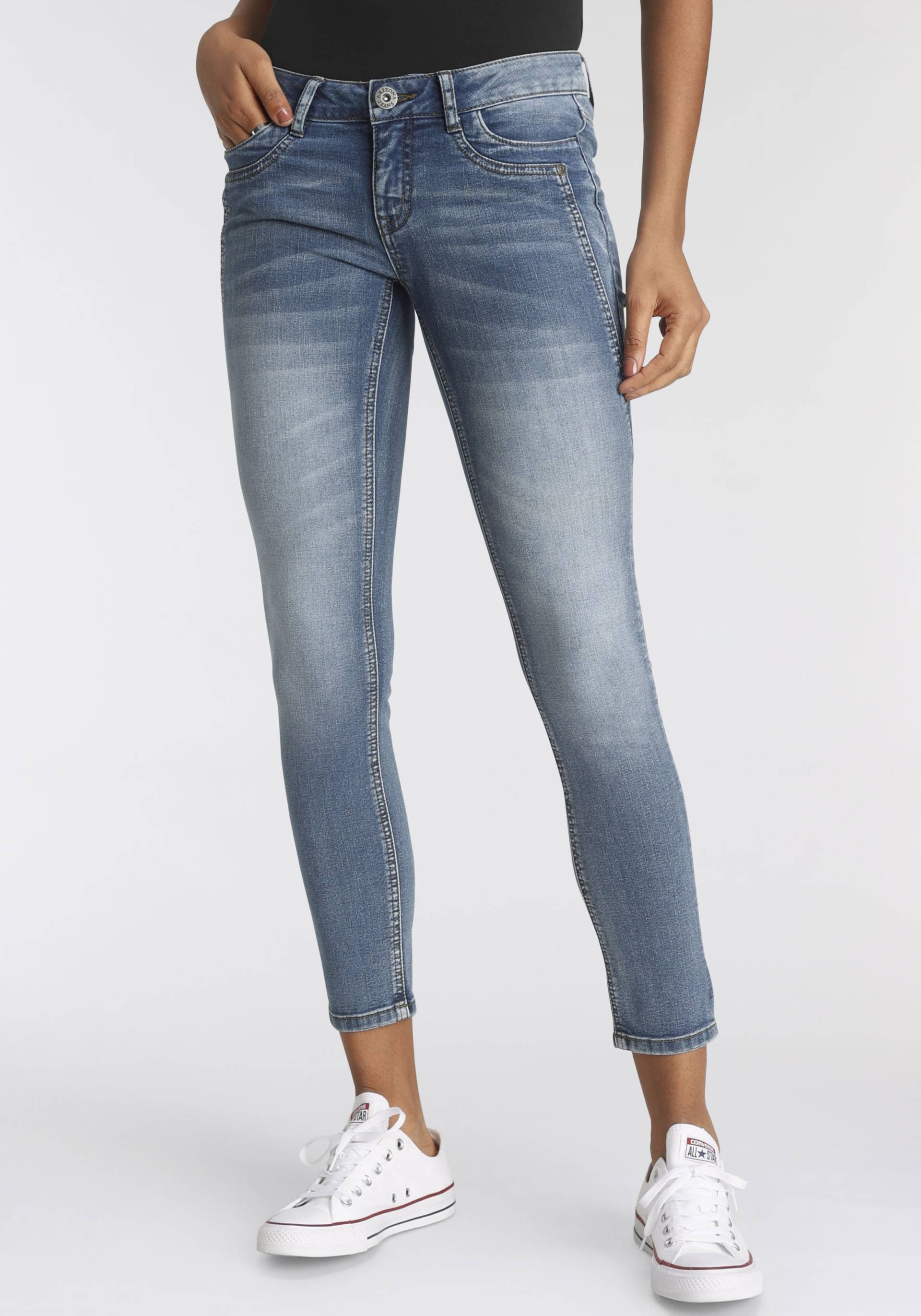 Arizona 7/8-Jeans »mit Keileinsätzen«, extra-enger Schnitt, Used-Look-Waschung, niedrige Leibhöhe Arizona 7/8-Jeans »mit Keileinsätzen«, extra-enger Schnitt, Used-Look-Waschung, niedrige Leibhöhe von Arizona