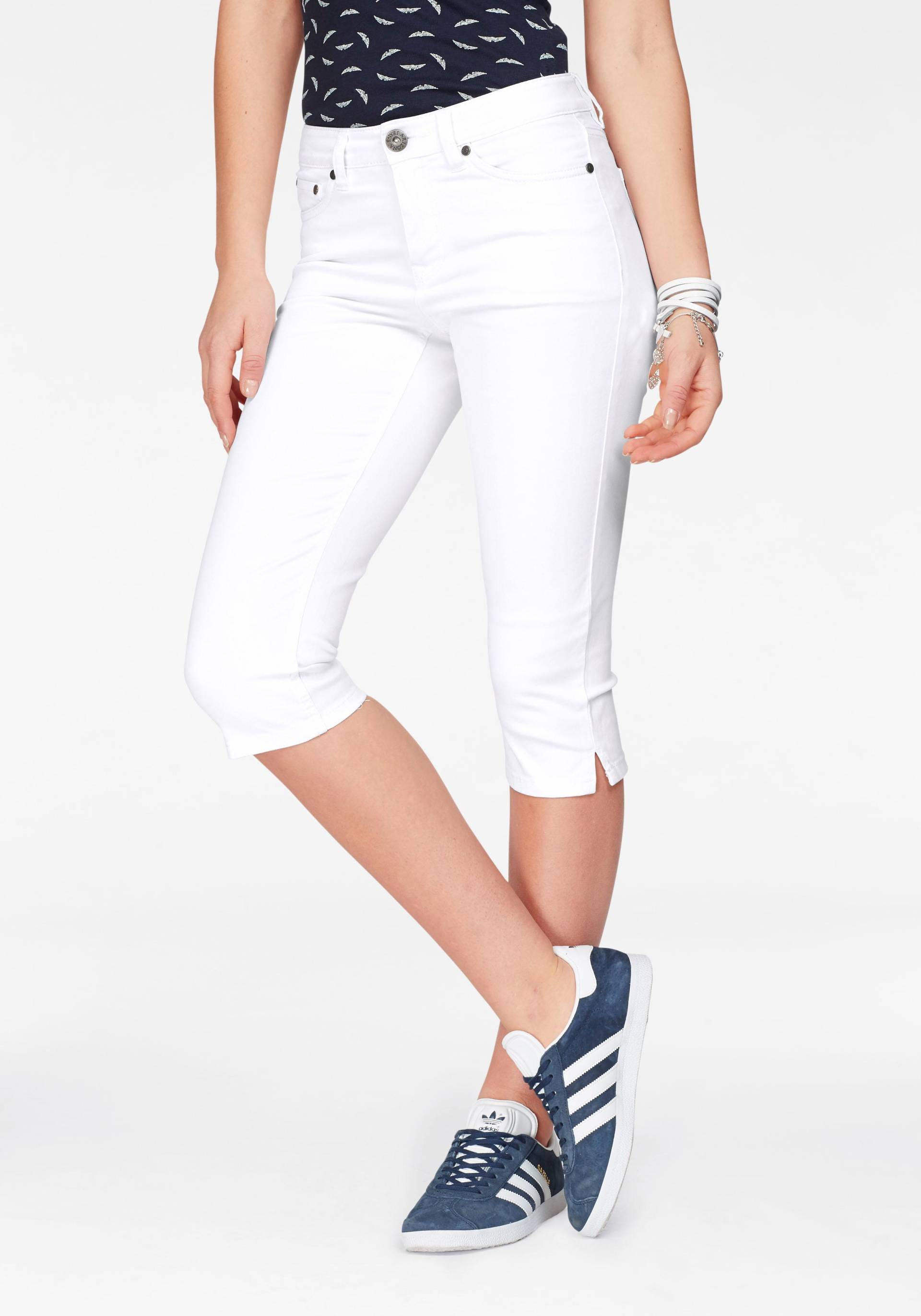 Arizona Caprijeans »mit Schlitz am Saum«, schmale Passform, mit stylischen Nieten, hohe Taille Arizona Caprijeans »mit Schlitz am Saum«, schmale Passform, mit stylischen Nieten, hohe Taille von Arizona