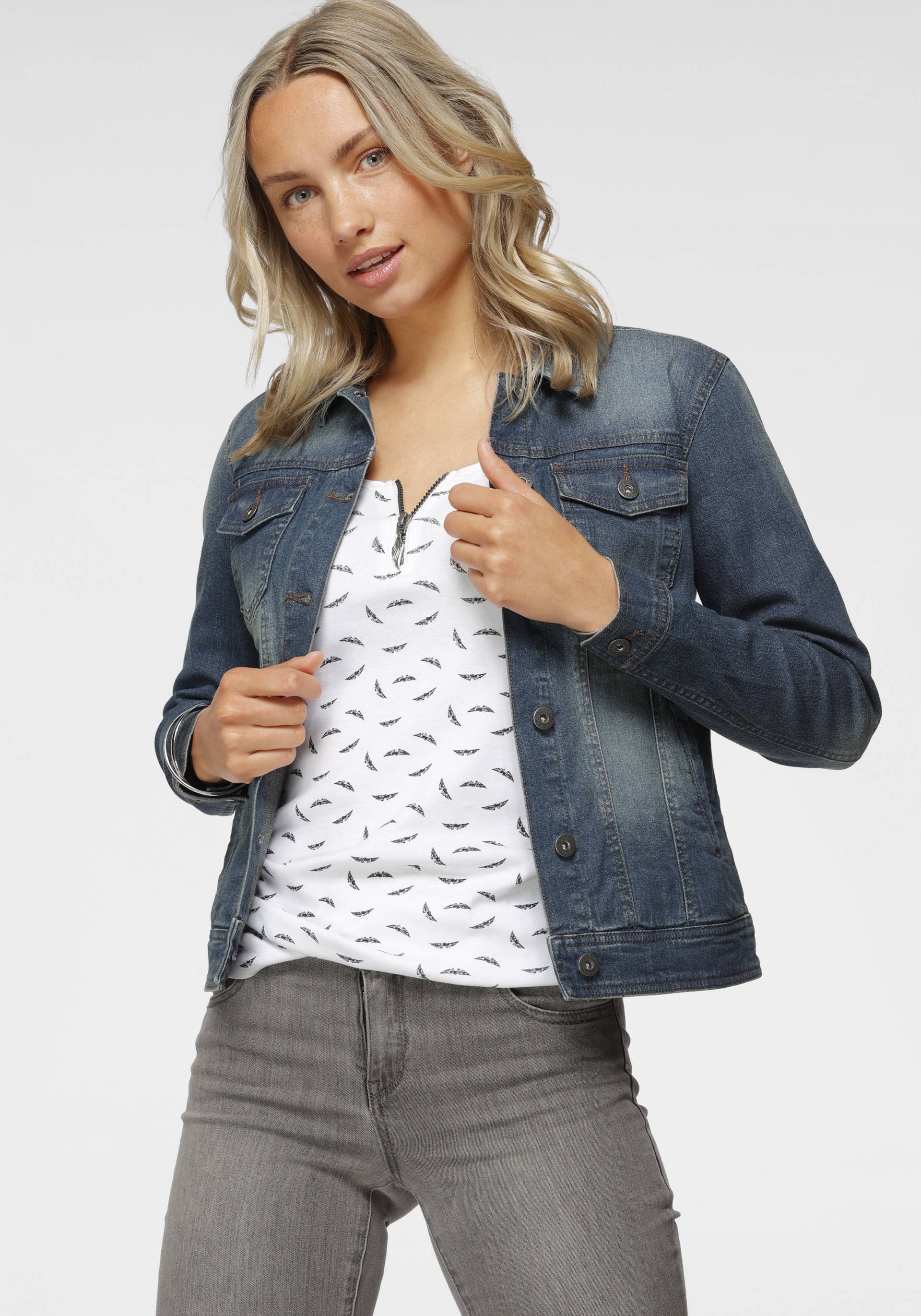Arizona Jeansjacke, aus Baumwollmischung, figurbetont, kurz geschnitten Arizona Jeansjacke, aus Baumwollmischung, figurbetont, kurz geschnitten von Arizona