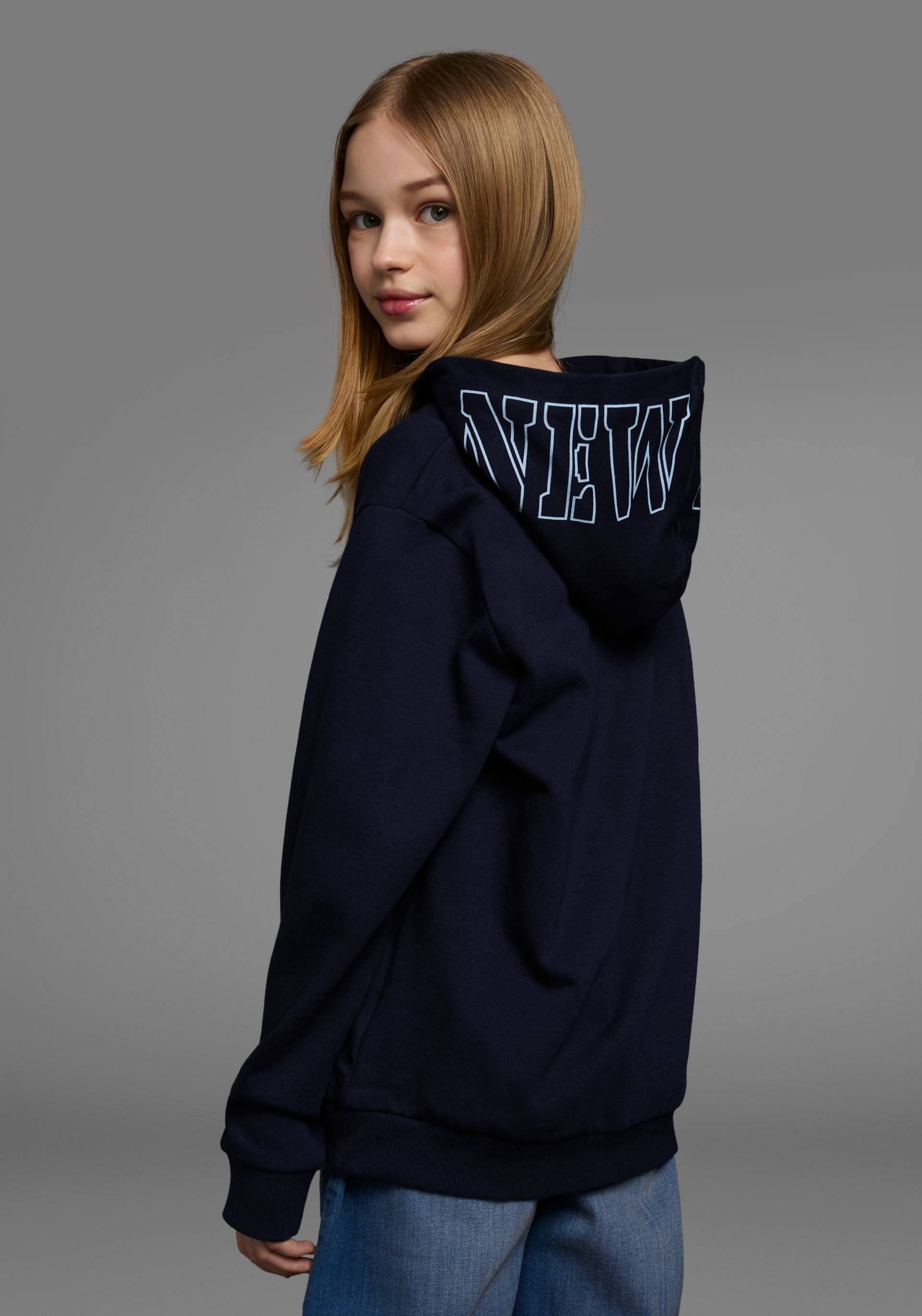 KIDSWORLD Kapuzensweatshirt », Hoodie mit Print auf der Kapuze«, Langarm, weite Passform, stylischer Druck, Basic-Stil KIDSWORLD Kapuzensweatshirt », Hoodie mit Print auf der Kapuze«, Langarm, weite Passform, stylischer Druck, Basic-Stil von KIDSWORLD