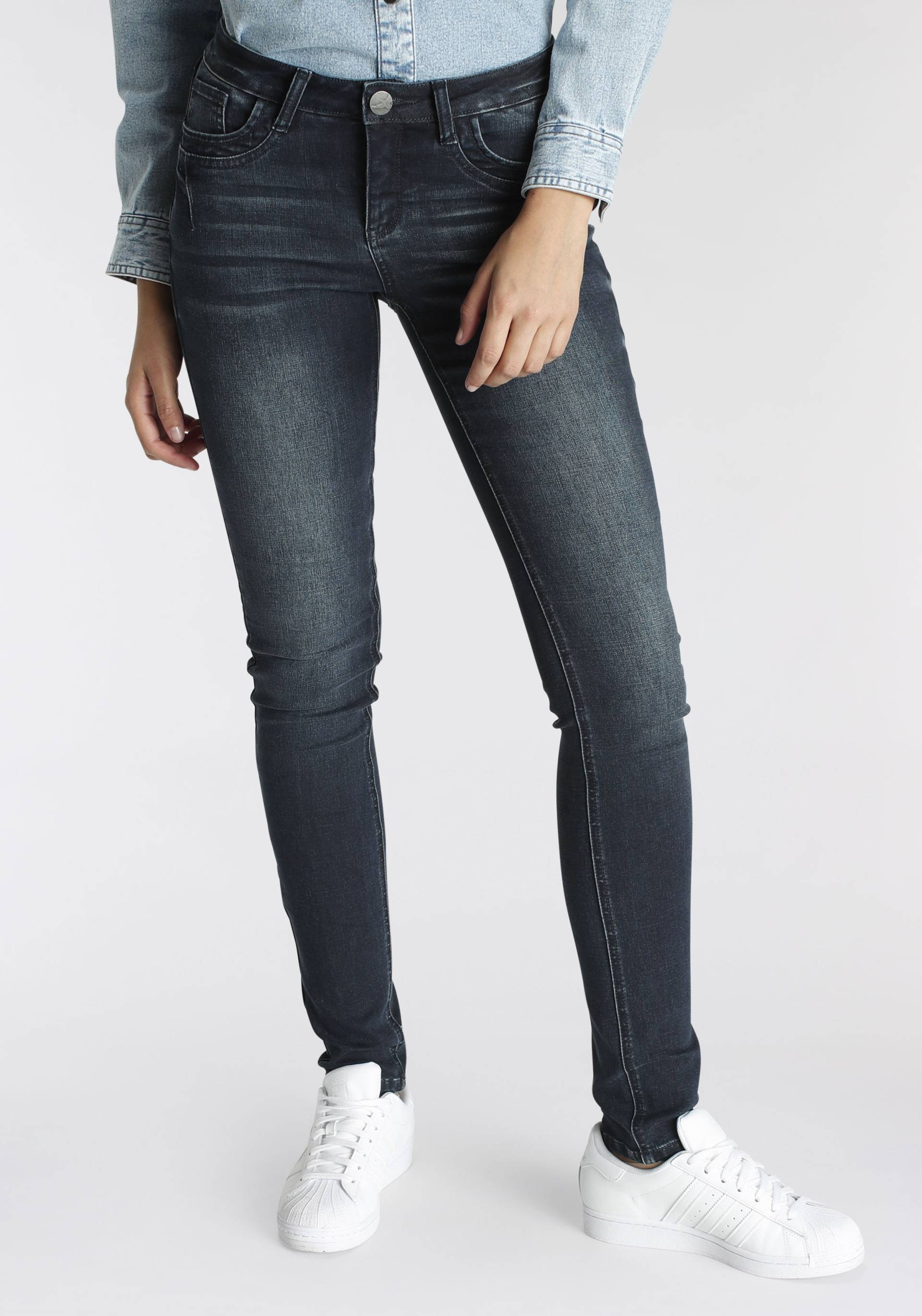 Arizona Skinny-fit-Jeans, extra-enger Beinschnitt, Used-Look-Waschung, normale Leibhöhe Arizona Skinny-fit-Jeans, extra-enger Beinschnitt, Used-Look-Waschung, normale Leibhöhe von Arizona