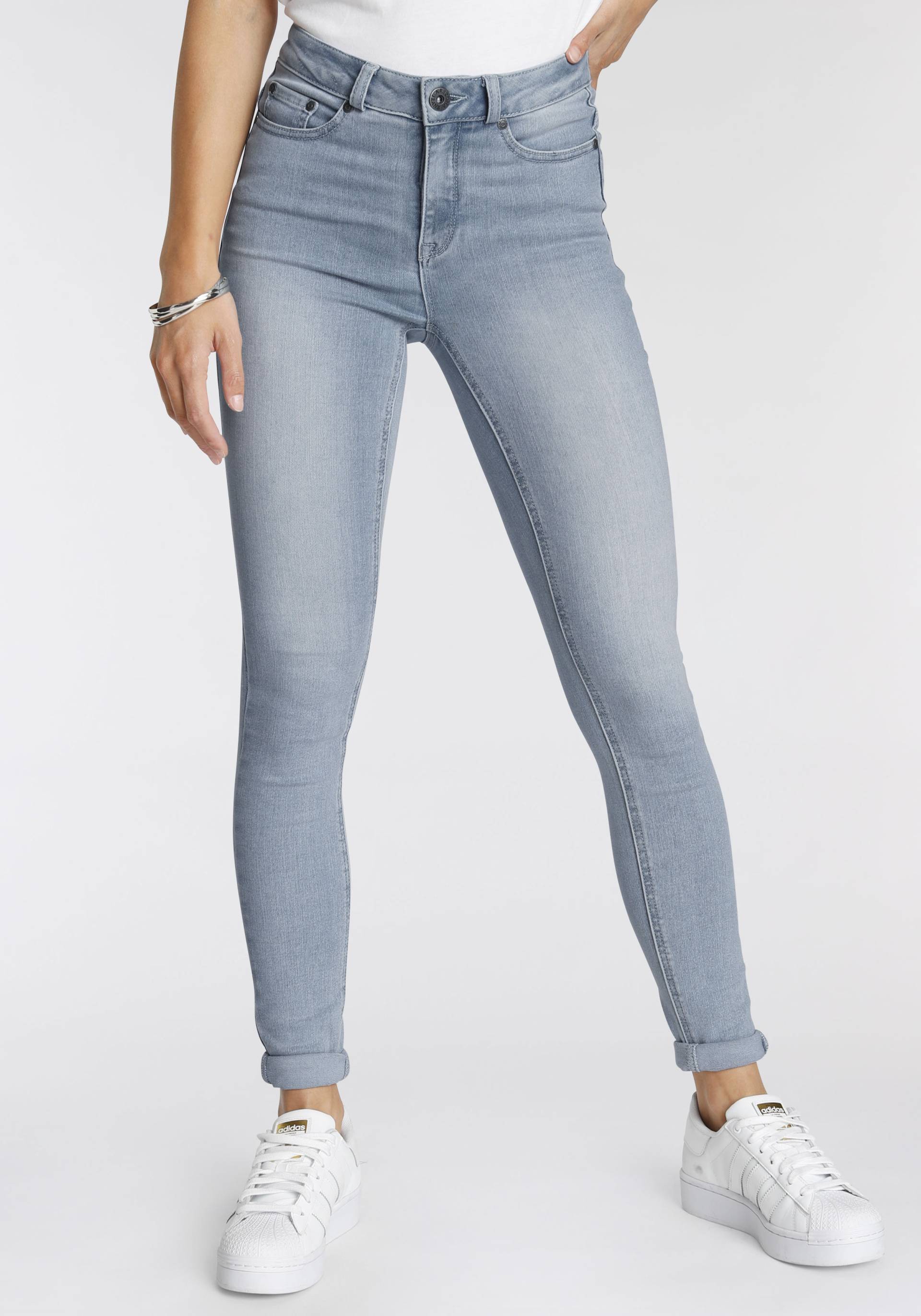 Arizona Skinny-fit-Jeans »Ultra Soft«, hohe Leibhöhe, lang, aus Baumwolle, Polyester und Elasthan Arizona Skinny-fit-Jeans »Ultra Soft«, hohe Leibhöhe, lang, aus Baumwolle, Polyester und Elasthan von Arizona