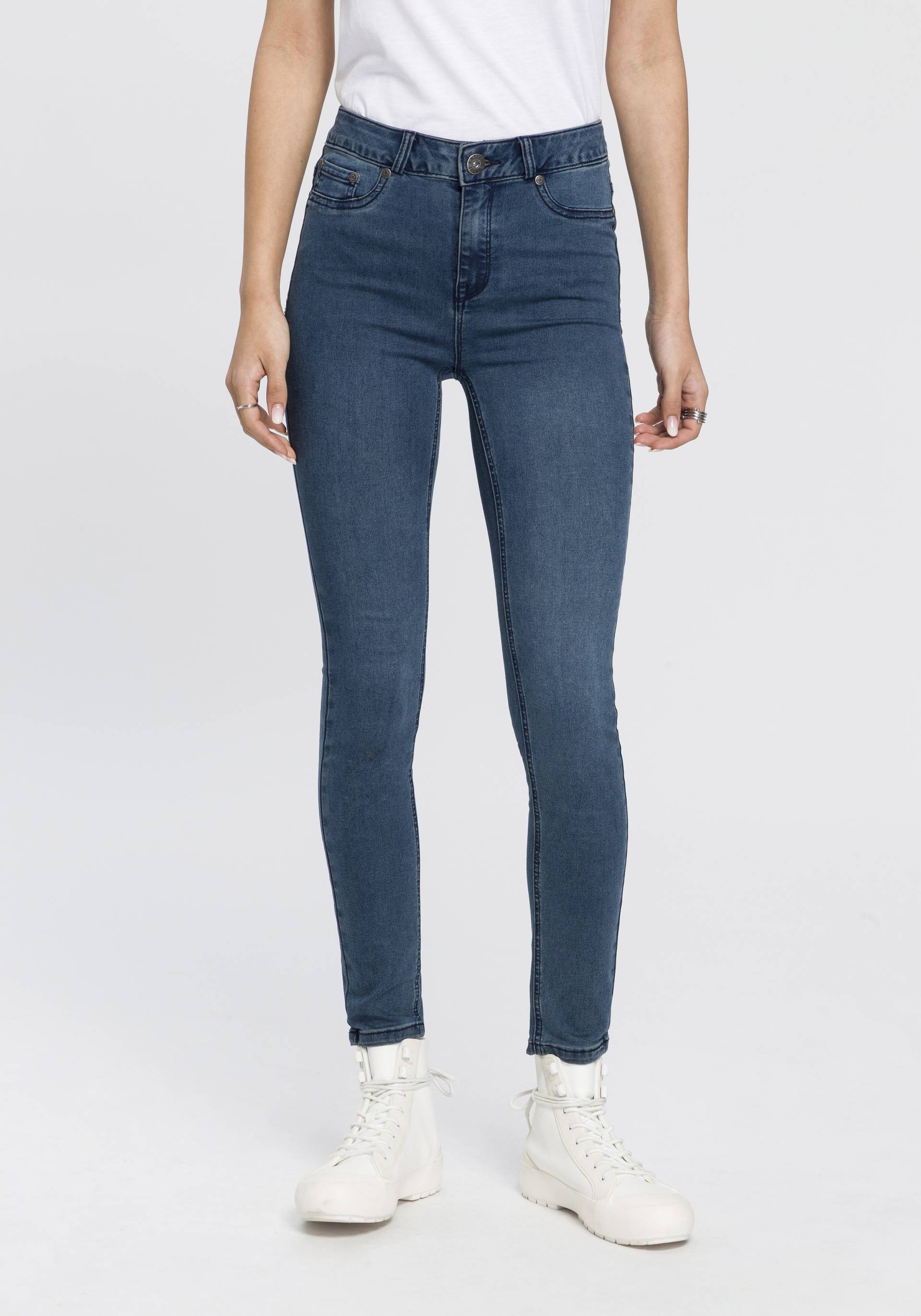 Arizona Skinny-fit-Jeans »Ultra Stretch«, extra-eng geschnittene Beinform, modische Used-Waschung Arizona Skinny-fit-Jeans »Ultra Stretch«, extra-eng geschnittene Beinform, modische Used-Waschung von Arizona