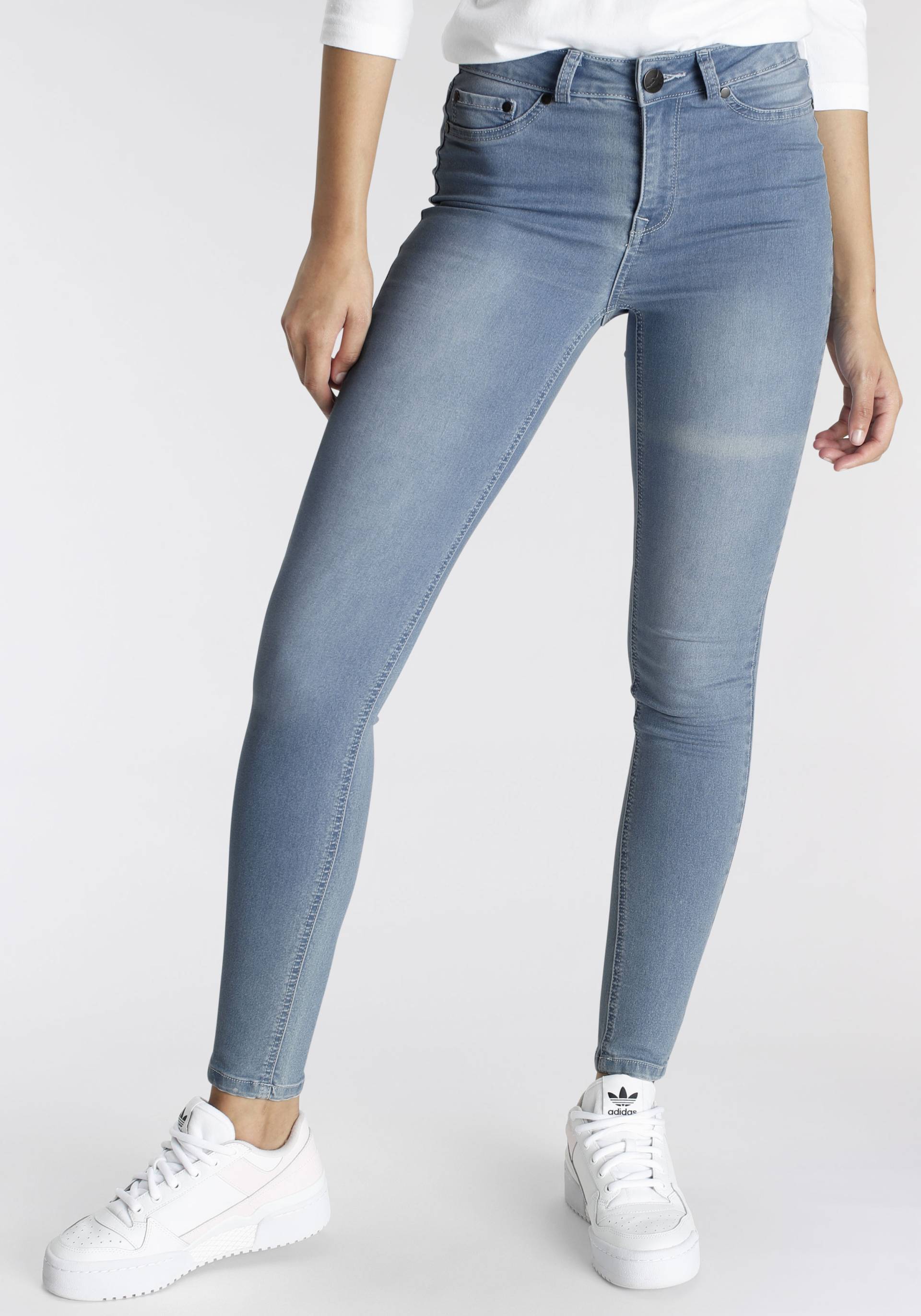 Arizona Skinny-fit-Jeans »Ultra Stretch«, extra-eng geschnittene Beinform, modische Used-Waschung Arizona Skinny-fit-Jeans »Ultra Stretch«, extra-eng geschnittene Beinform, modische Used-Waschung von Arizona