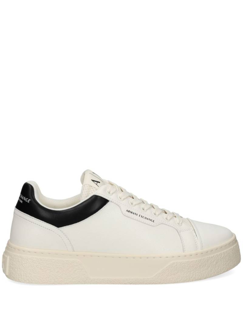 Armani Exchange logo-print leather sneakers - White von Armani Exchange