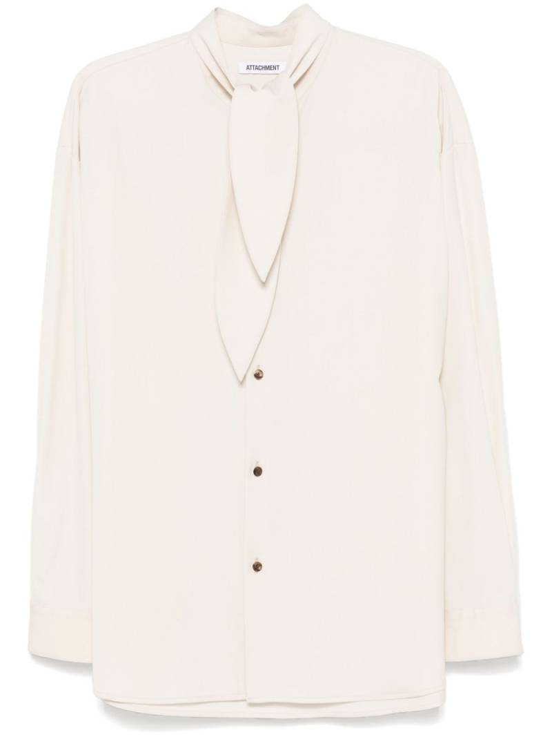 Attachment detachable-neckerchief shirt - Neutrals von Attachment