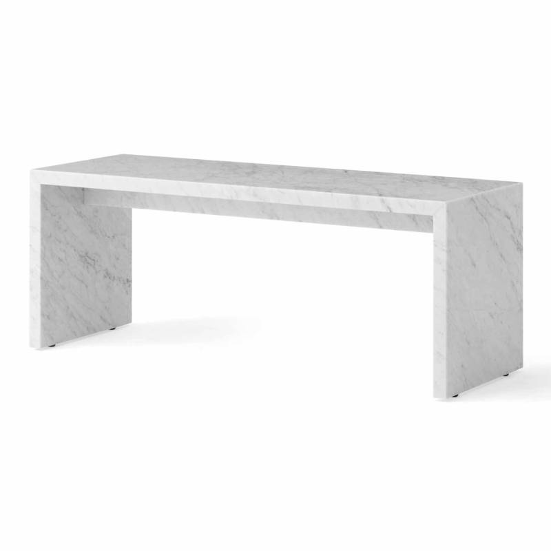 Plinth Bridge Couchtisch, Marmor carrara von Audo Copenhagen