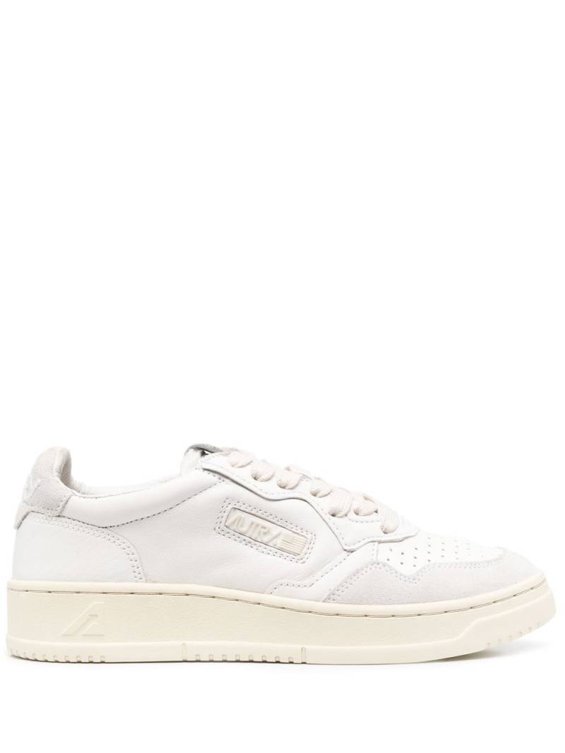 Autry logo-patch lace-up sneakers - White von Autry