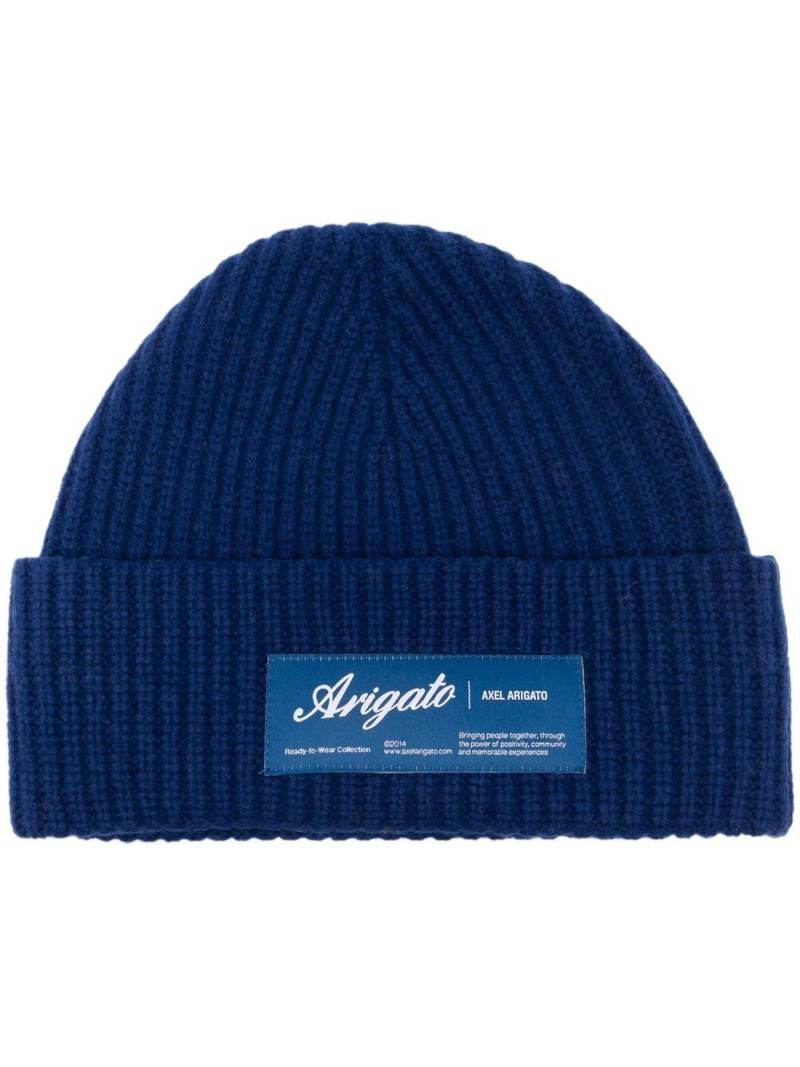 Axel Arigato logo-patch beanie - Blue von Axel Arigato