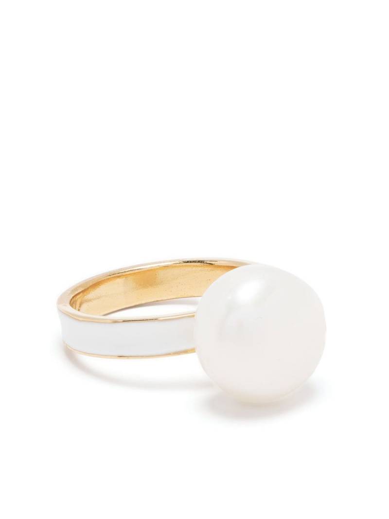 BEATRIZ PALACIOS White Moon pearl ring - Gold von BEATRIZ PALACIOS