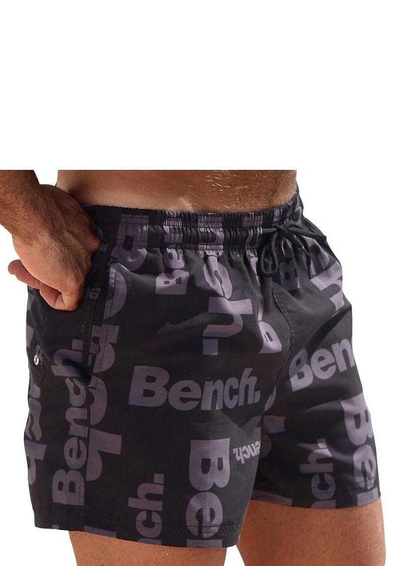 Bench. Badeshorts, kurze oder lange Form von Bench.