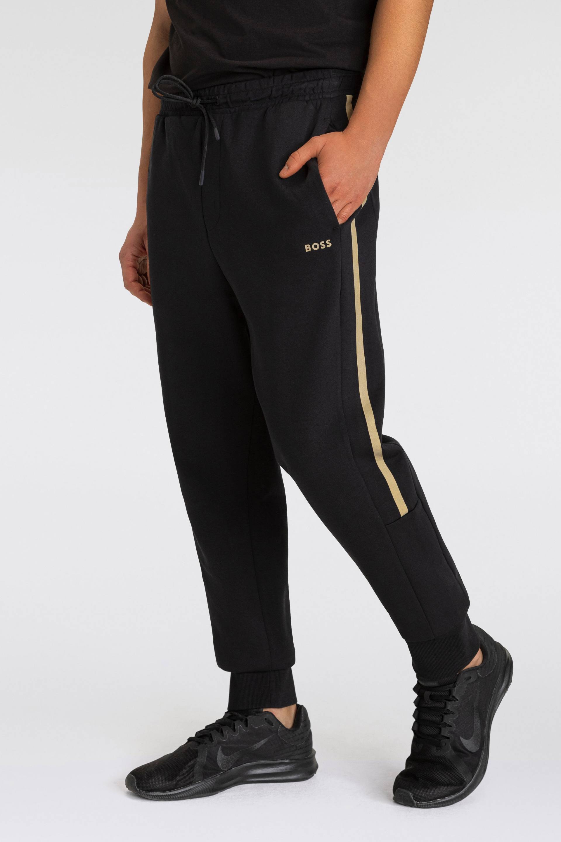 BOSS GREEN Jogginghose »Hadikonos«, mit BOSS Logodruck BOSS GREEN Jogginghose »Hadikonos«, mit BOSS Logodruck von BOSS GREEN