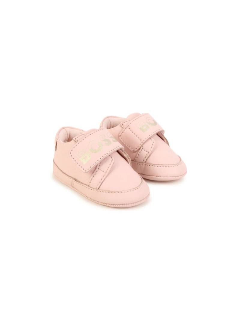 BOSS Kidswear logo-lettering leather slippers - Pink von BOSS Kidswear