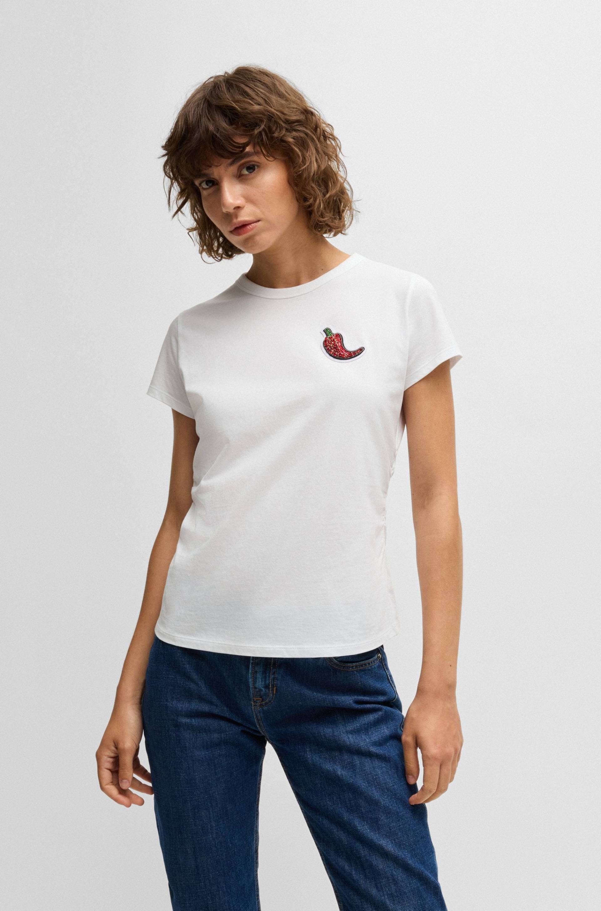 BOSS ORANGE T-Shirt »C_Endora«, mit Raffungen, glitzerndes Badge BOSS ORANGE T-Shirt »C_Endora«, mit Raffungen, glitzerndes Badge von BOSS ORANGE