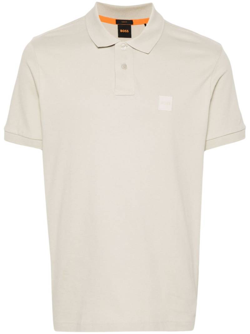 BOSS logo-patch polo shirt - Neutrals von BOSS