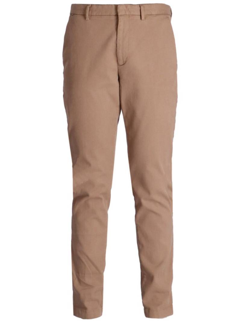 BOSS mid-rise slim-fit tapered chinos - Neutrals von BOSS