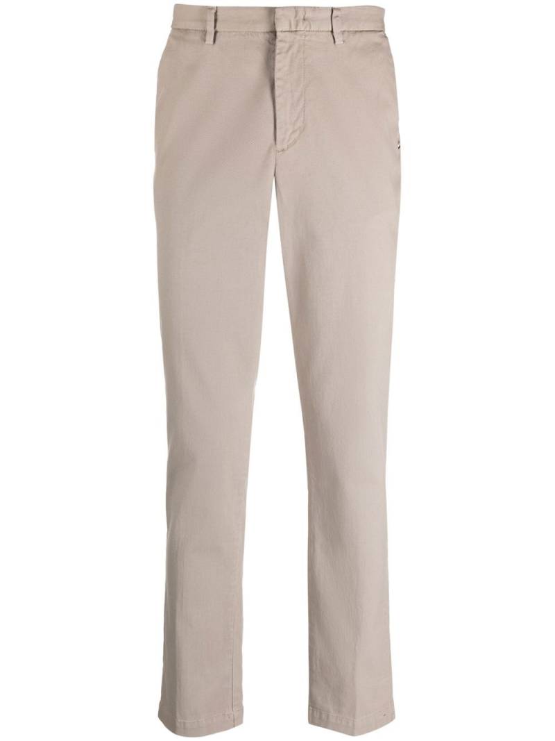 BOSS tapered chino trousers - Brown von BOSS