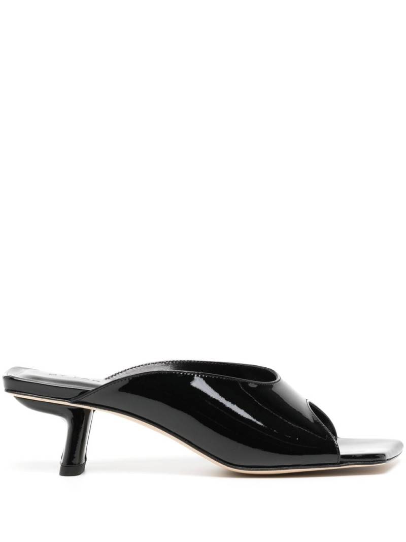 BY FAR high-shine leather sandals - Black von BY FAR