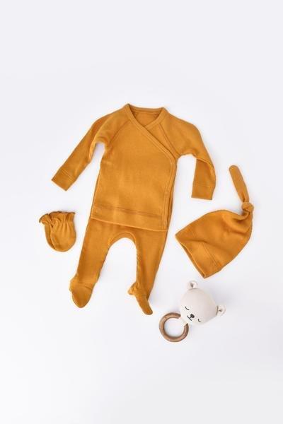 4 Stk Set, Hose, T-shirt, Mütze, Fausthandschuhe Unisex Gelb Orangé 56 von BabyCosy Organic