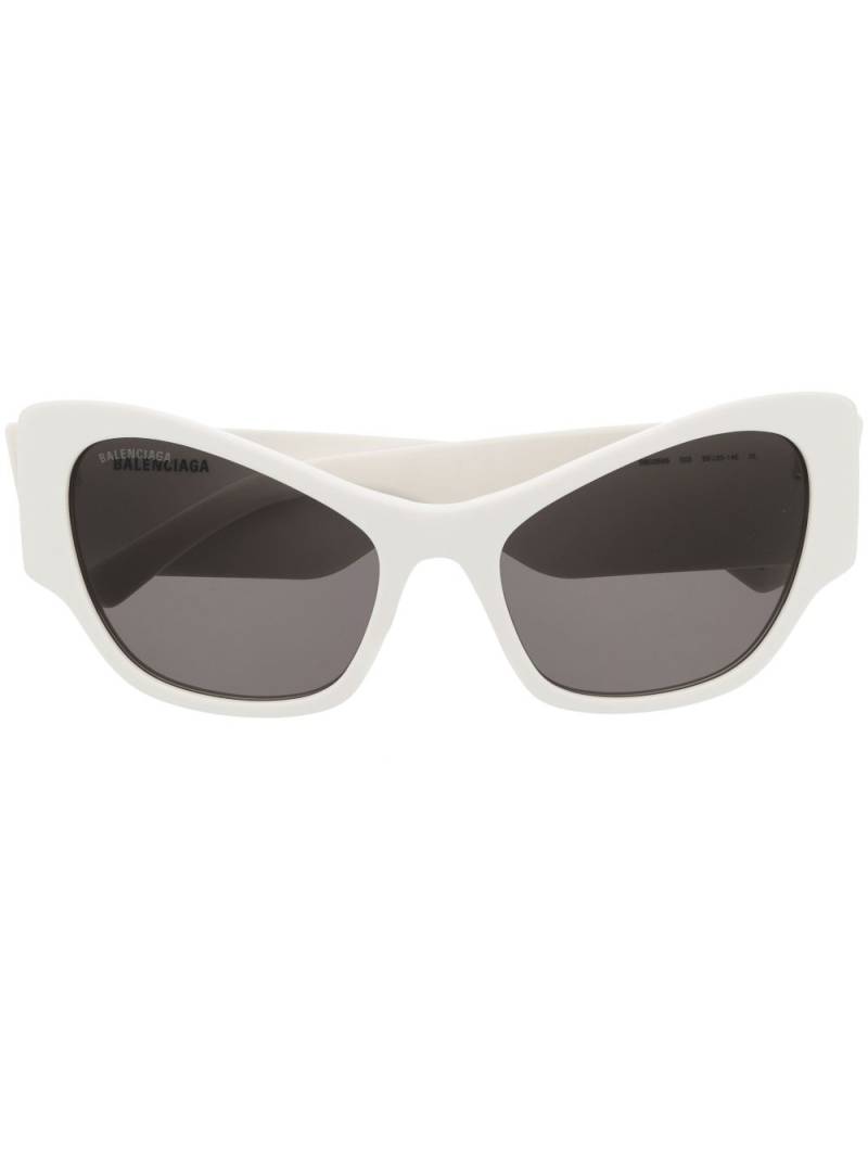 Balenciaga Eyewear enamelled-logo cat-eye frame sunglasses - White von Balenciaga Eyewear