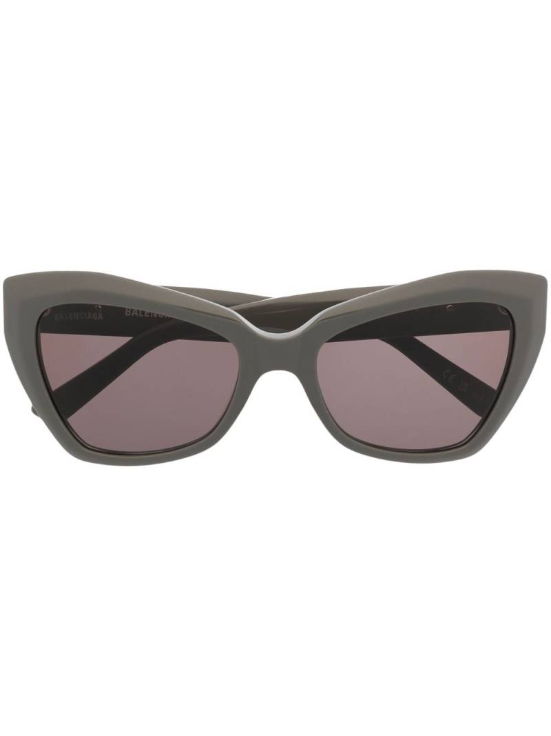 Balenciaga Eyewear logo-plaque butterfly sunglasses - Grey von Balenciaga Eyewear