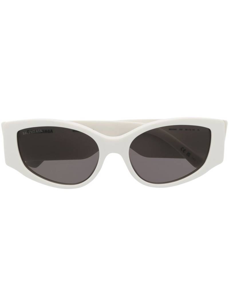 Balenciaga Eyewear logo-print tinted-lenses sunglasses - White von Balenciaga Eyewear