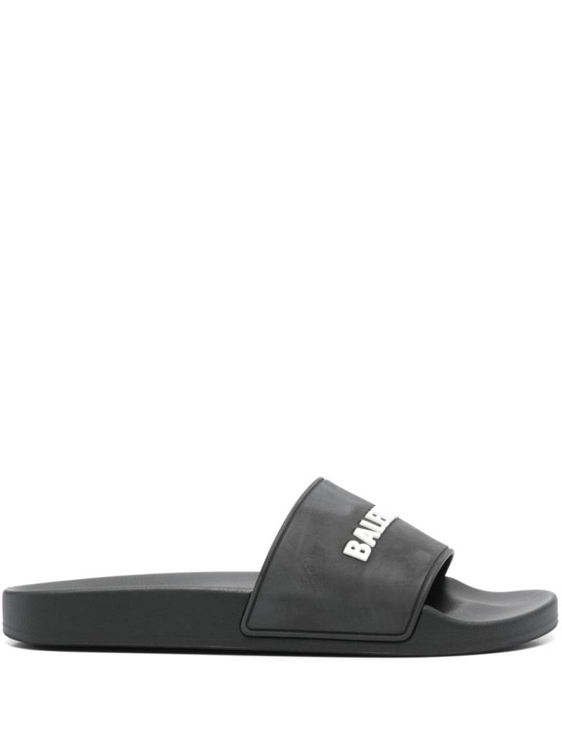 Balenciaga logo-embossed pool slides - Black von Balenciaga