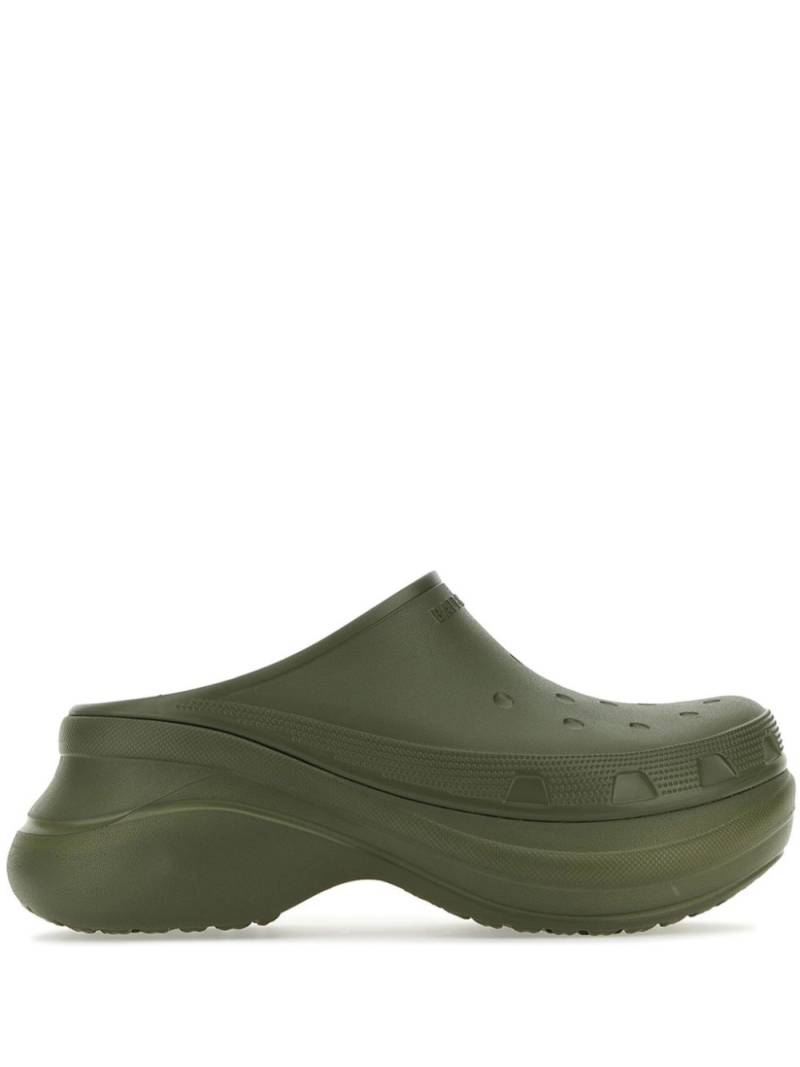 Balenciaga x Crocs logo-embossed slides - Green von Balenciaga