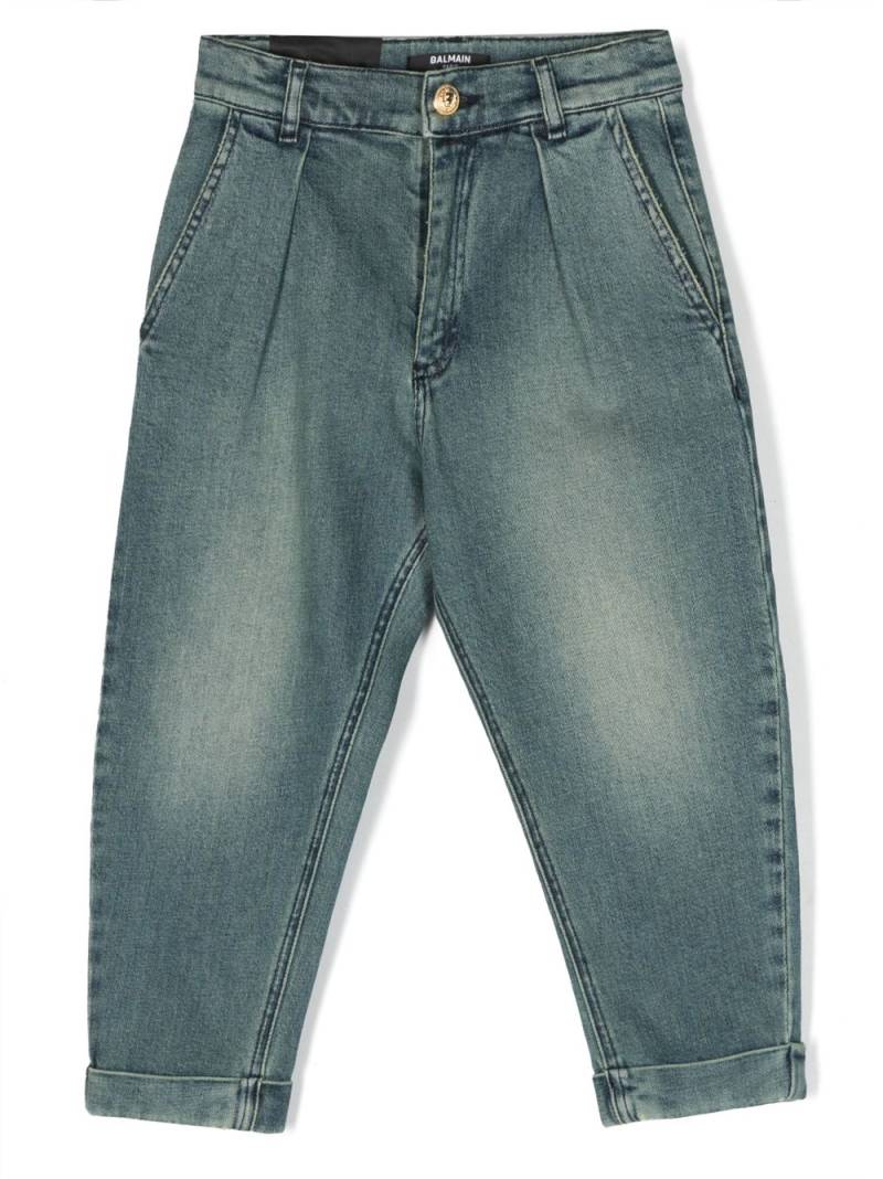 Balmain Kids pleat-detail logo-patch jeans - Blue von Balmain Kids