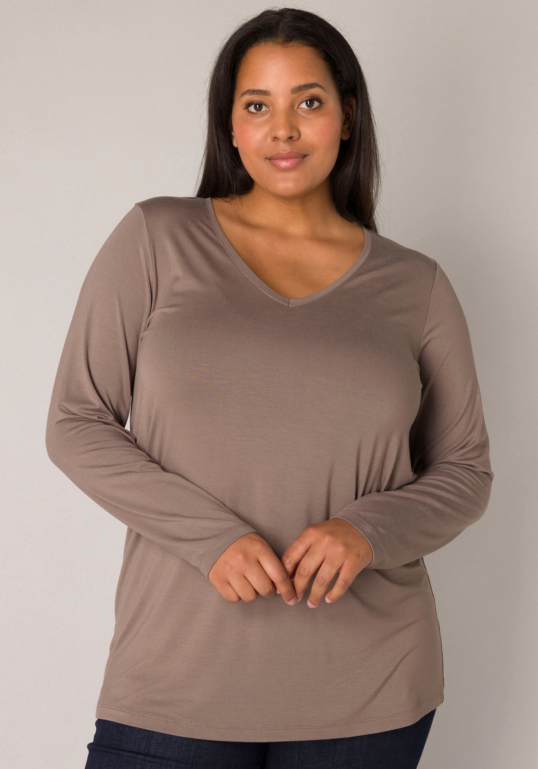 Base Level Curvy Langarmshirt, mit V-Ausschnitt von Base Level Curvy