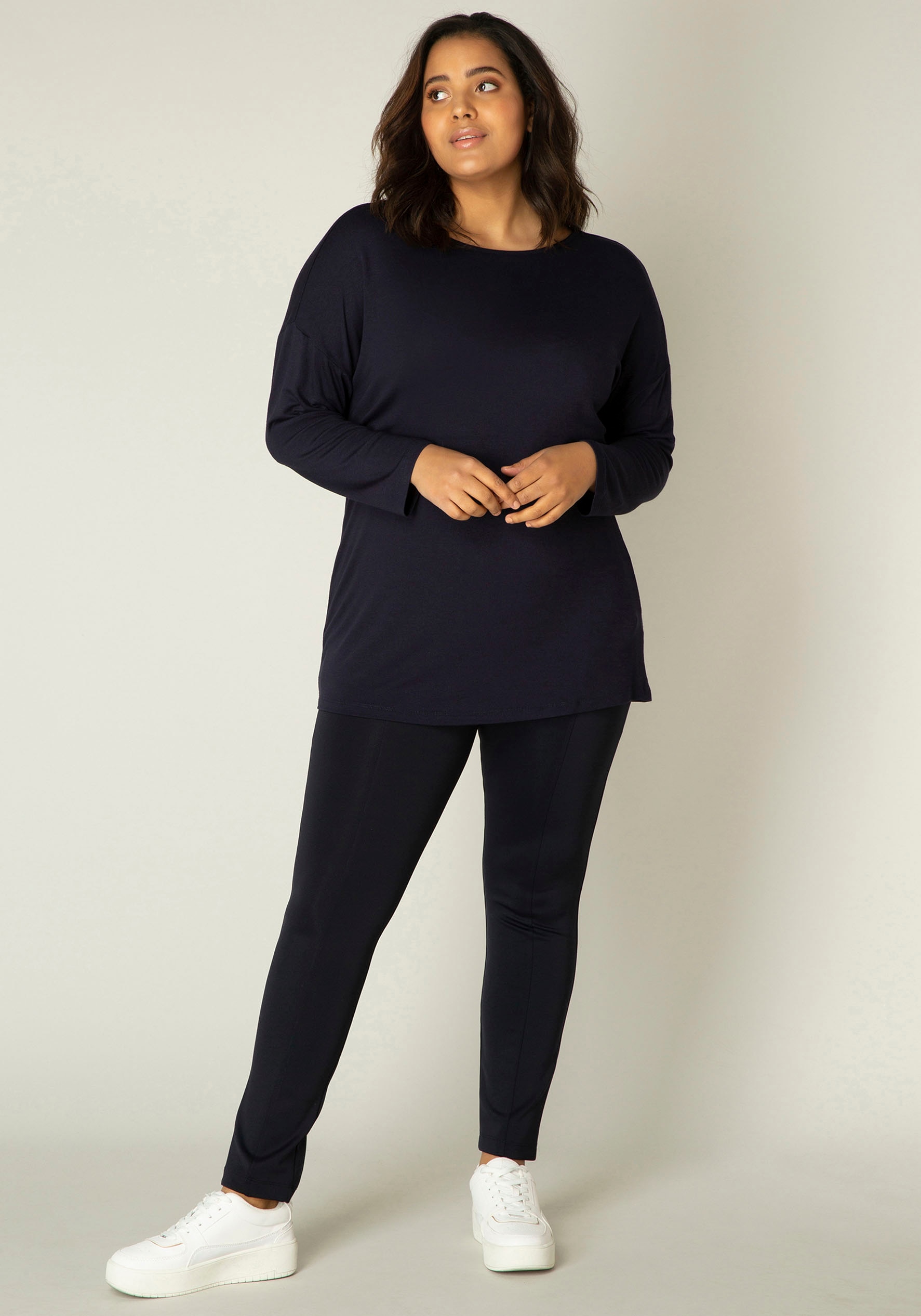 Base Level Curvy Langarmshirt »Adele«, Lang geschnitten mit weitem Ausschnitt von Base Level Curvy