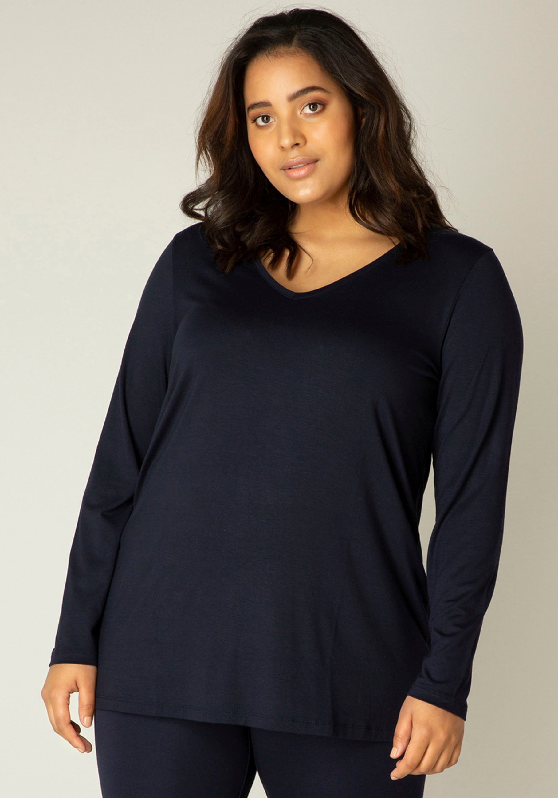 Base Level Curvy Langarmshirt »Alize«, Weiche leicht glänzende Qualität von Base Level Curvy