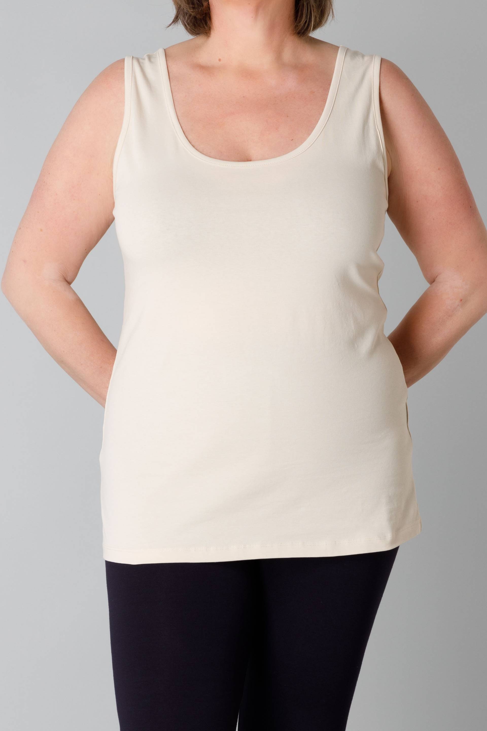 Base Level Curvy Tanktop, in grossen Grössen von Base Level Curvy