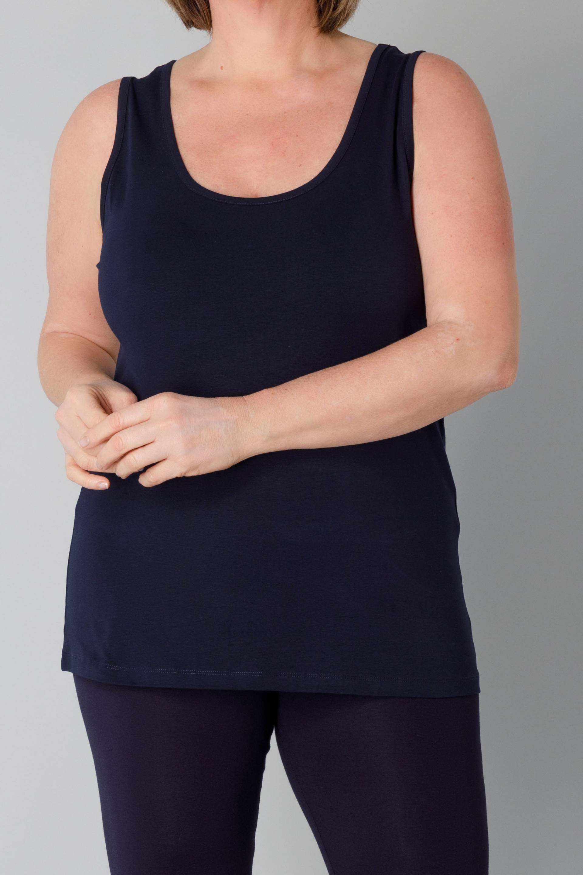 Base Level Curvy Tanktop, in grossen Grössen von Base Level Curvy