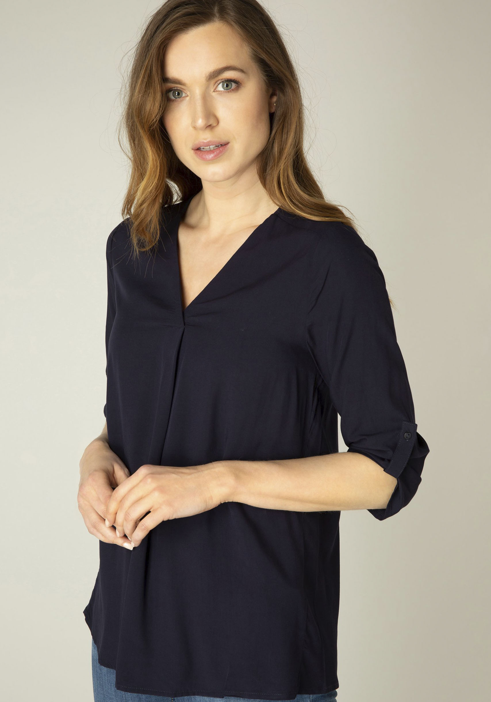 Base Level Shirtbluse, mit V-Ausschnitt von Base Level