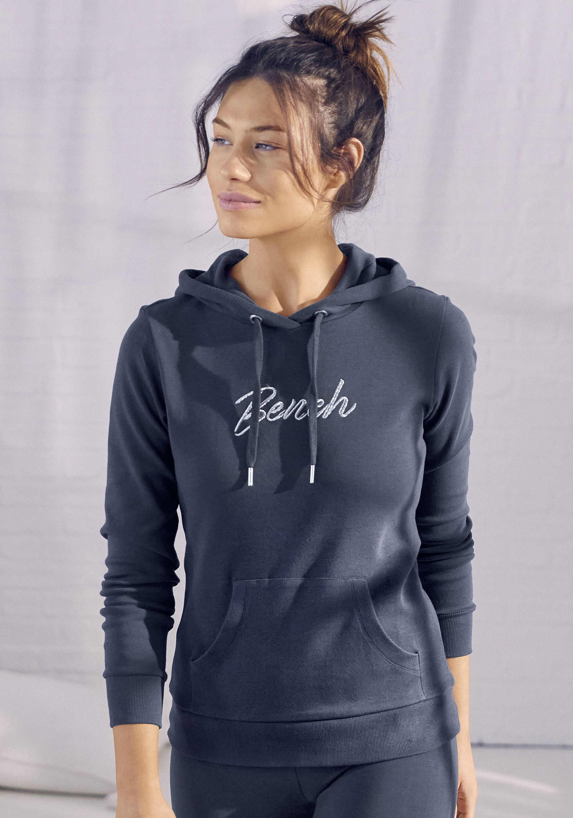 Bench. Loungewear Hoodie, mit glänzender Logostickerei, Loungeanzug von Bench. Loungewear