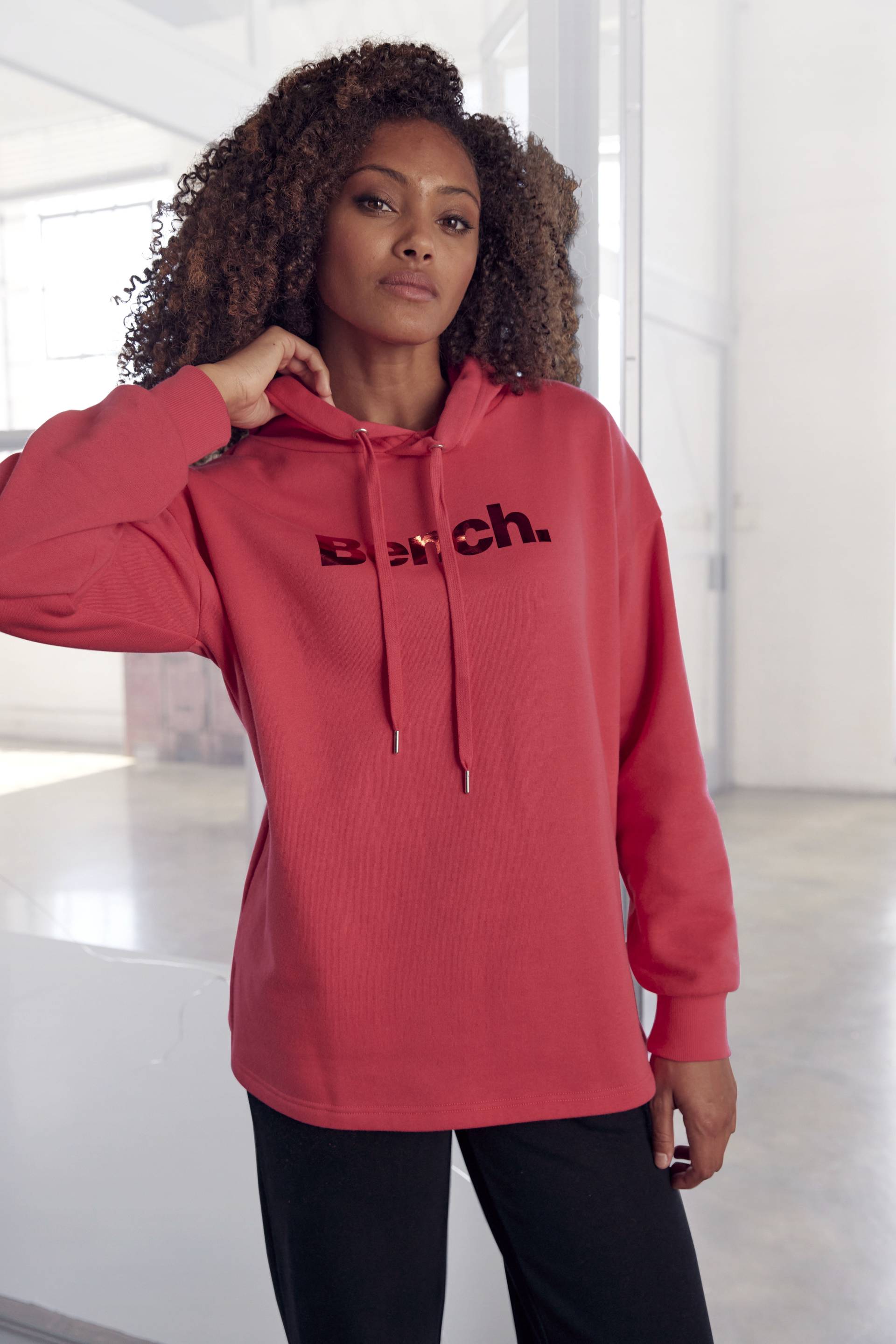 Bench. Loungewear Hoodie »-Kapuzensweatshirt«, mit glänzendem Logodruck, Loungewear, Loungeanzug von Bench. Loungewear