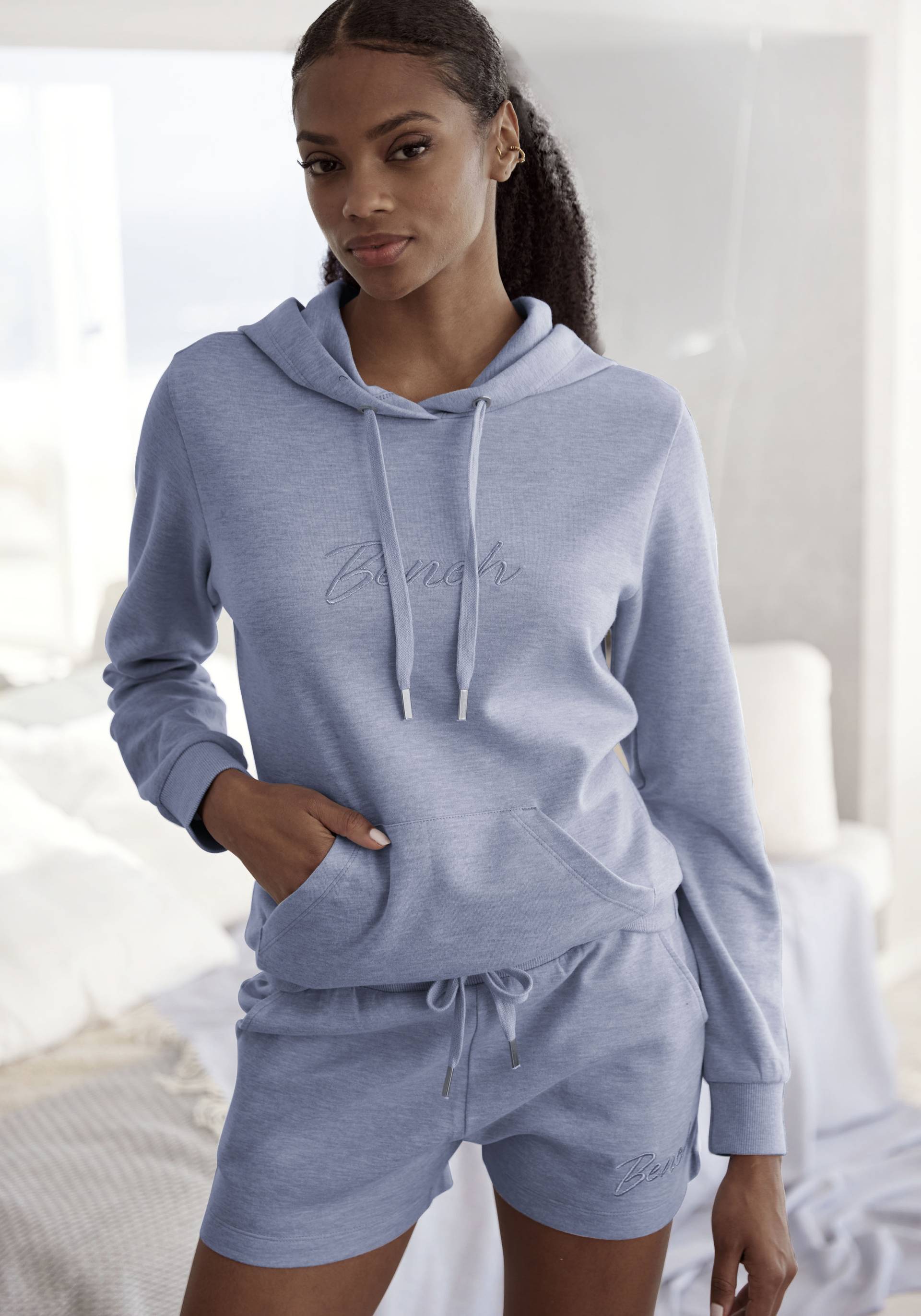 Bench. Loungewear Kapuzensweatshirt, mit glänzender Logostickerei, Loungewear, Loungeanzug von Bench. Loungewear