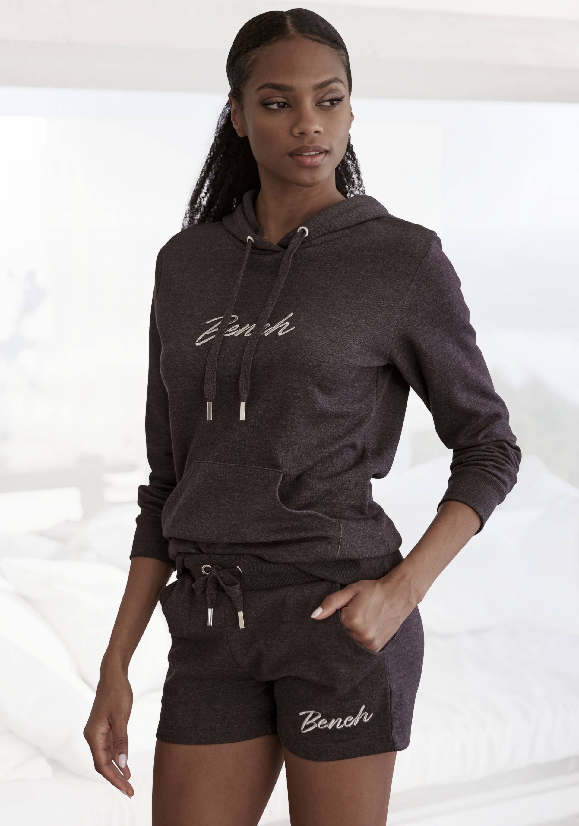 Bench. Loungewear Kapuzensweatshirt »-Lounge Hoodie-«, mit glänzender Logostickerei, Loungewear, Loungeanzug von Bench. Loungewear